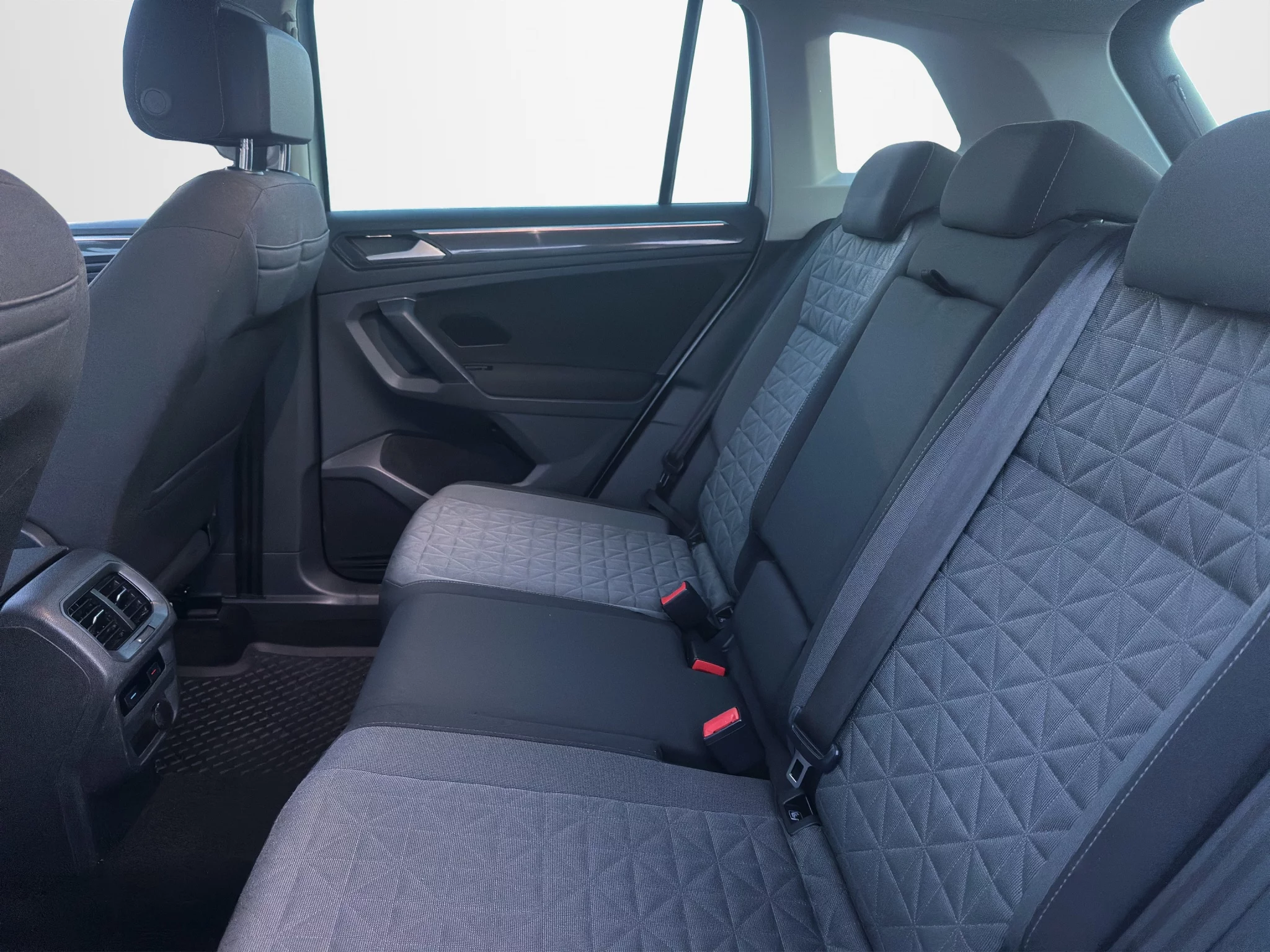 Volkswagen Tiguan 2.0 TDI LIFE 2021 — foto 13 di 23