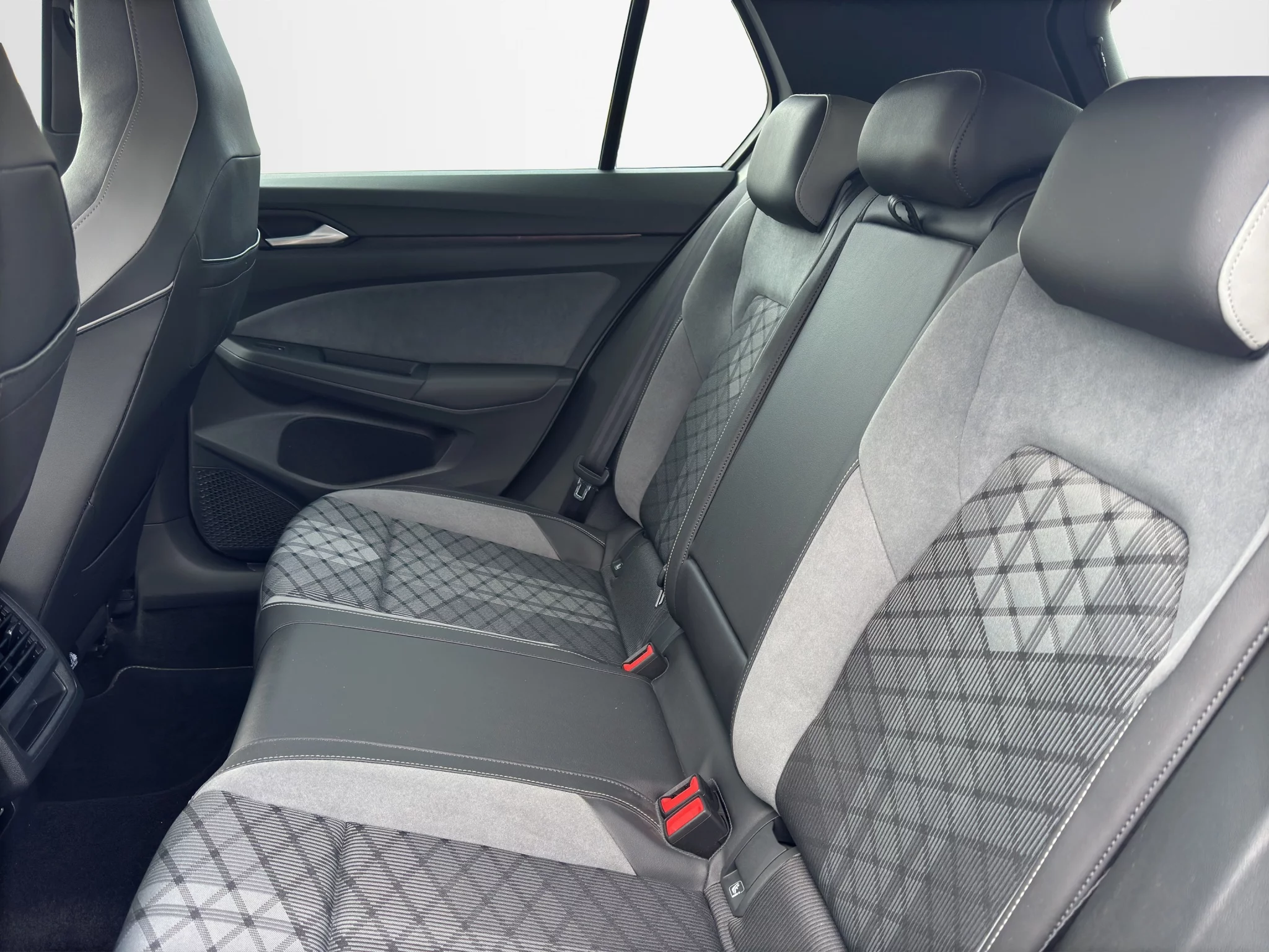 Volkswagen Golf VIII 2.0 TDI 150 CV DSG R-LINE 2020 — foto 13 di 24