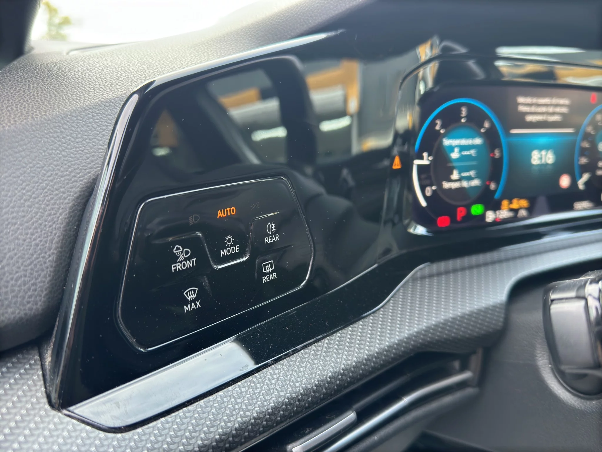 Volkswagen Golf VIII 2.0 TDI 150 CV DSG R-LINE 2020 — foto 18 di 24