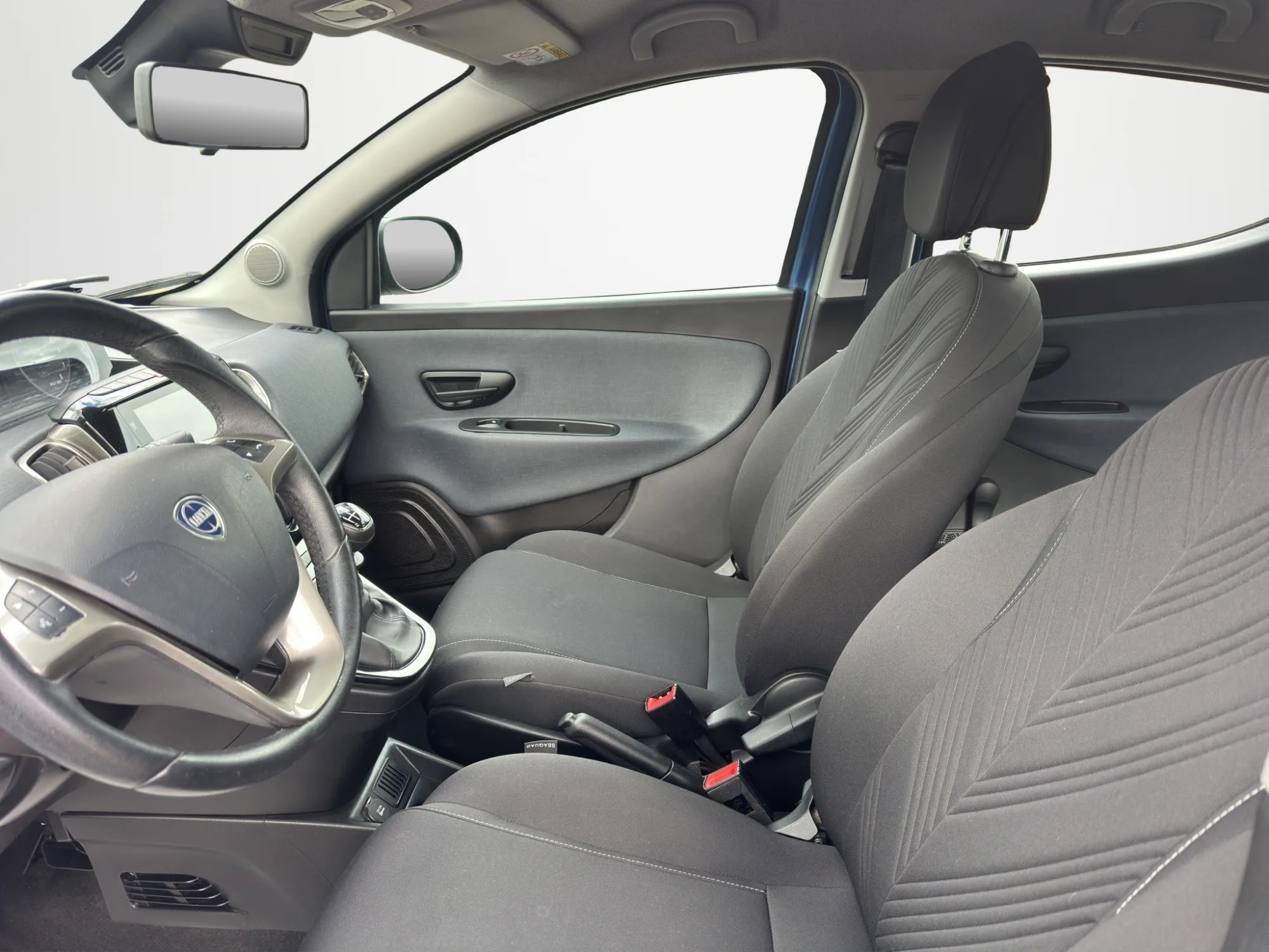 Lancia Ypsilon Oro 2023 — foto 9 di 22