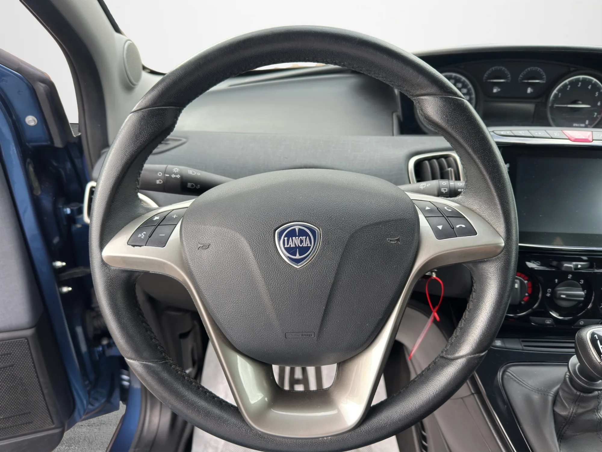 Lancia Ypsilon Oro 2023 — foto 10 di 22