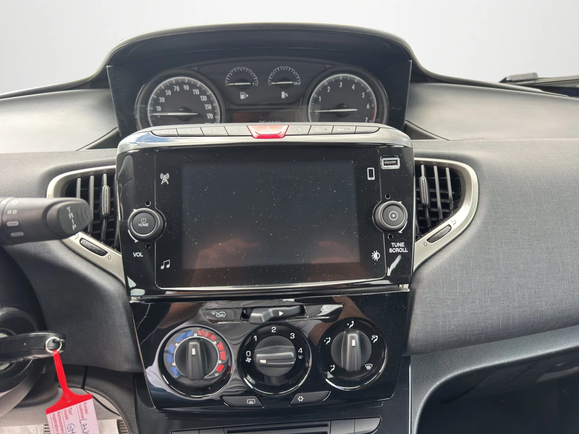 Lancia Ypsilon Oro 2023 — foto 15 di 22