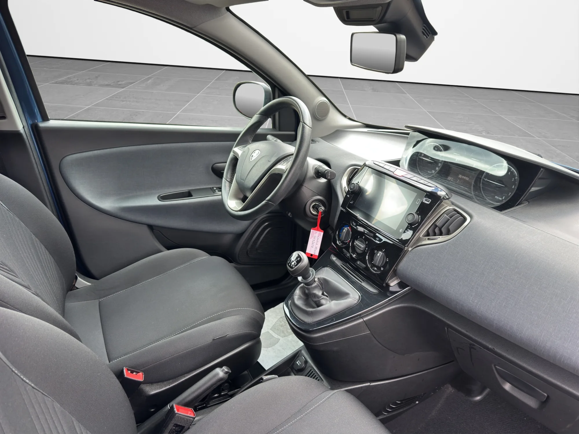 Lancia Ypsilon Oro 2023 — foto 18 di 22