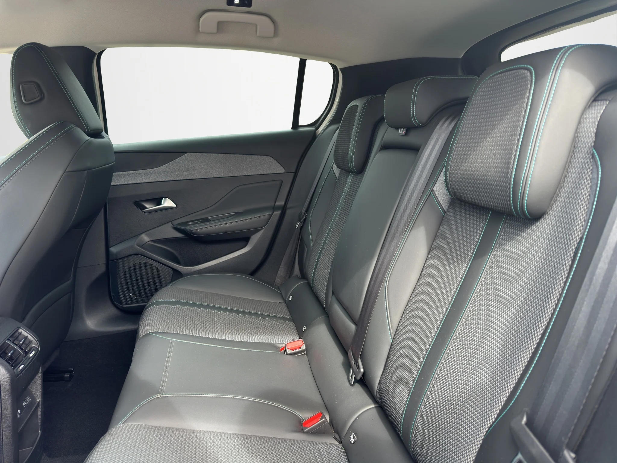 Peugeot 308 1.5 BLUEHDI EAT8 ALLURE 2022 — foto 12 di 20