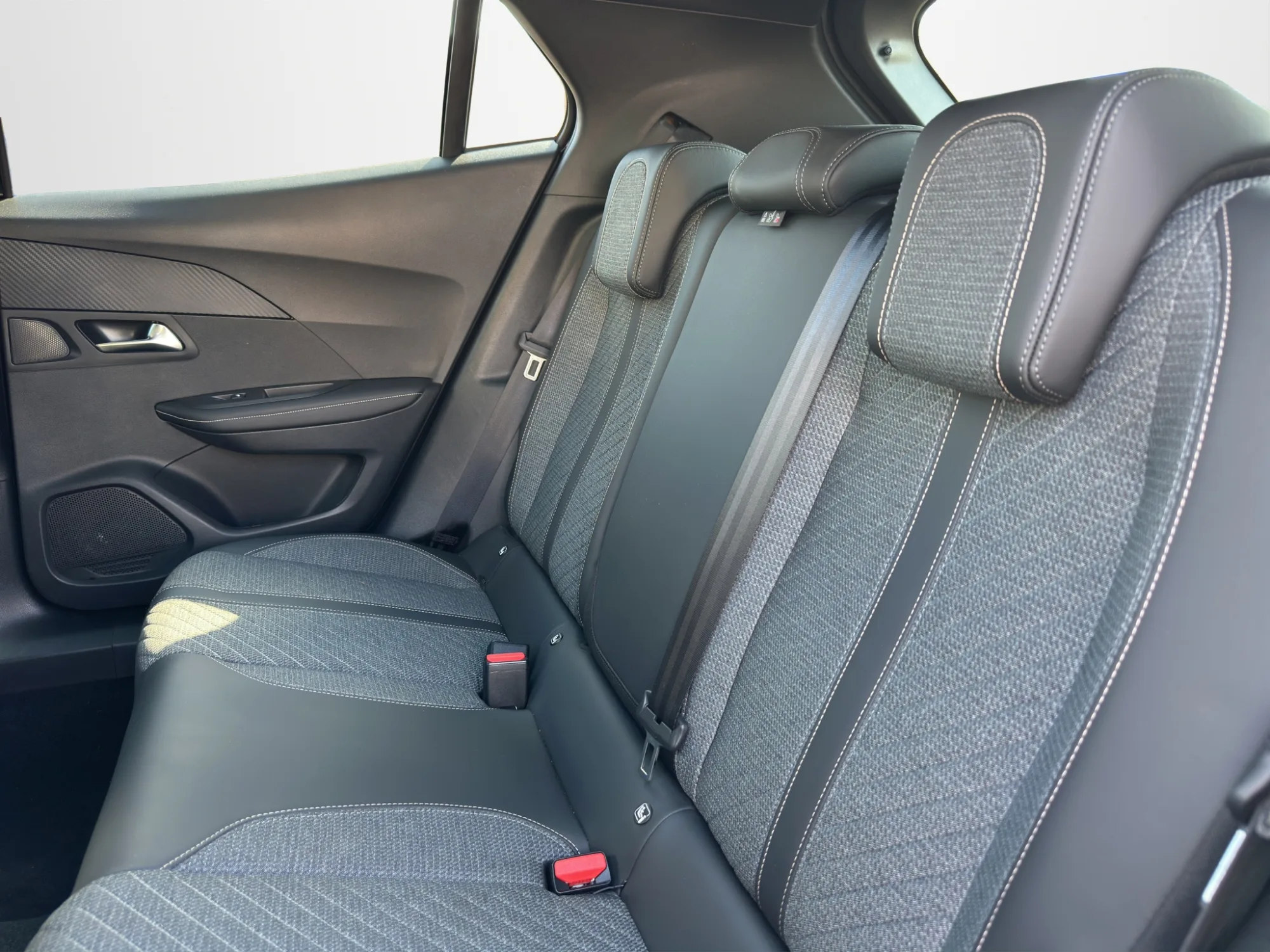 Peugeot 2008 1.5 130 Cv. EAT8 Allure 2023 — foto 13 di 22