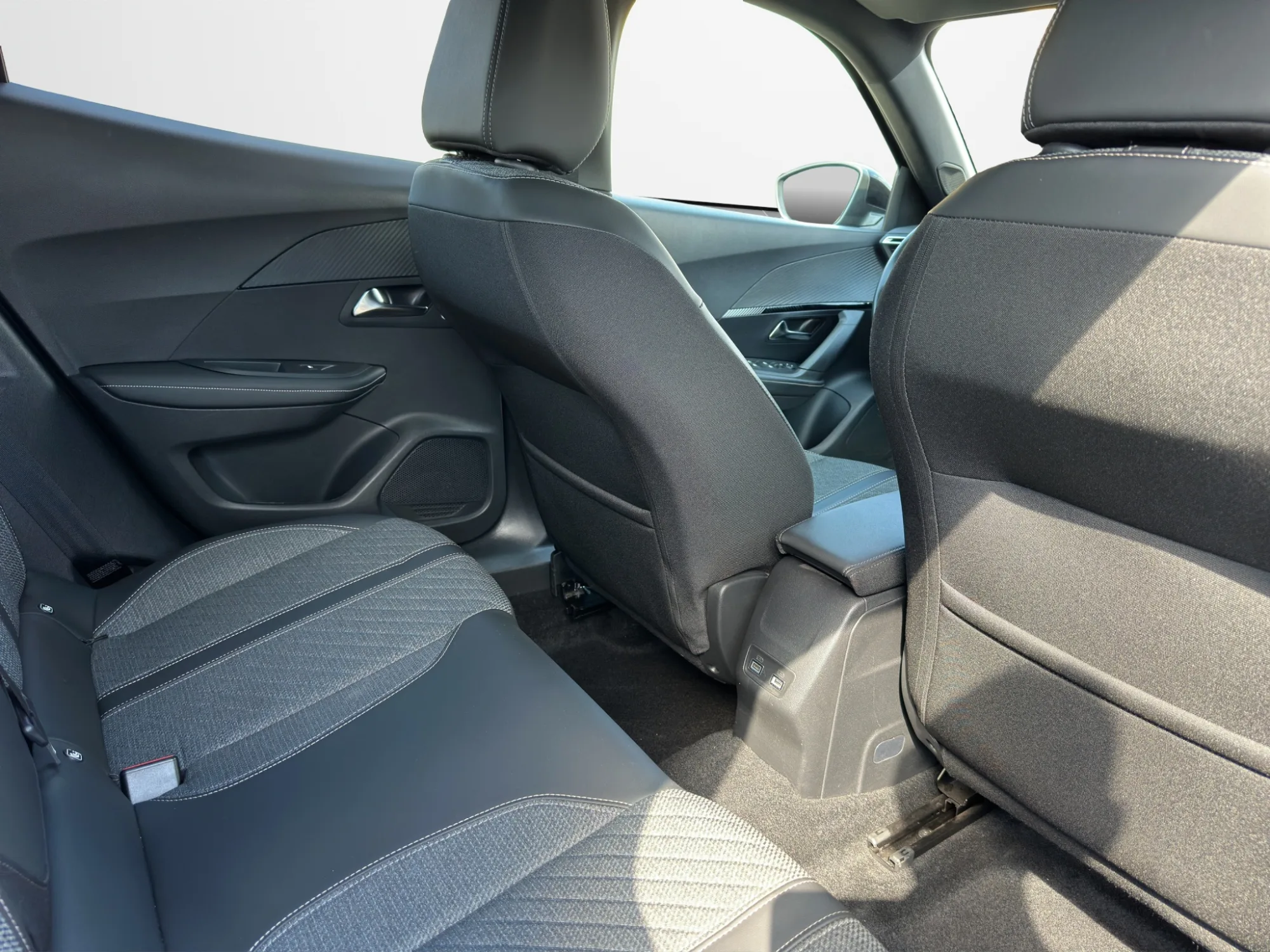 Peugeot 2008 1.5 130 Cv. EAT8 Allure 2023 — foto 19 di 22