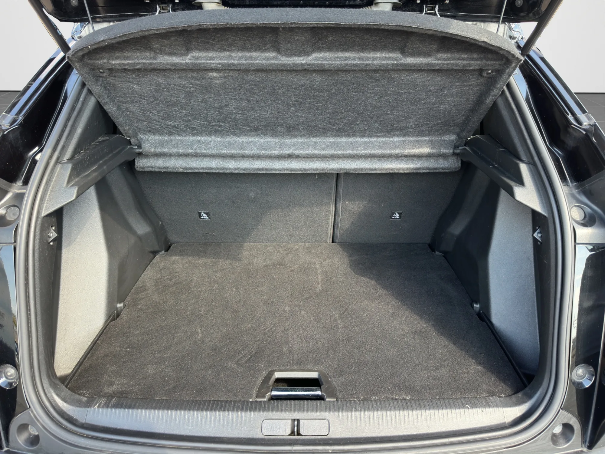 Peugeot 2008 1.5 130 Cv. EAT8 Allure 2023 — foto 20 di 22