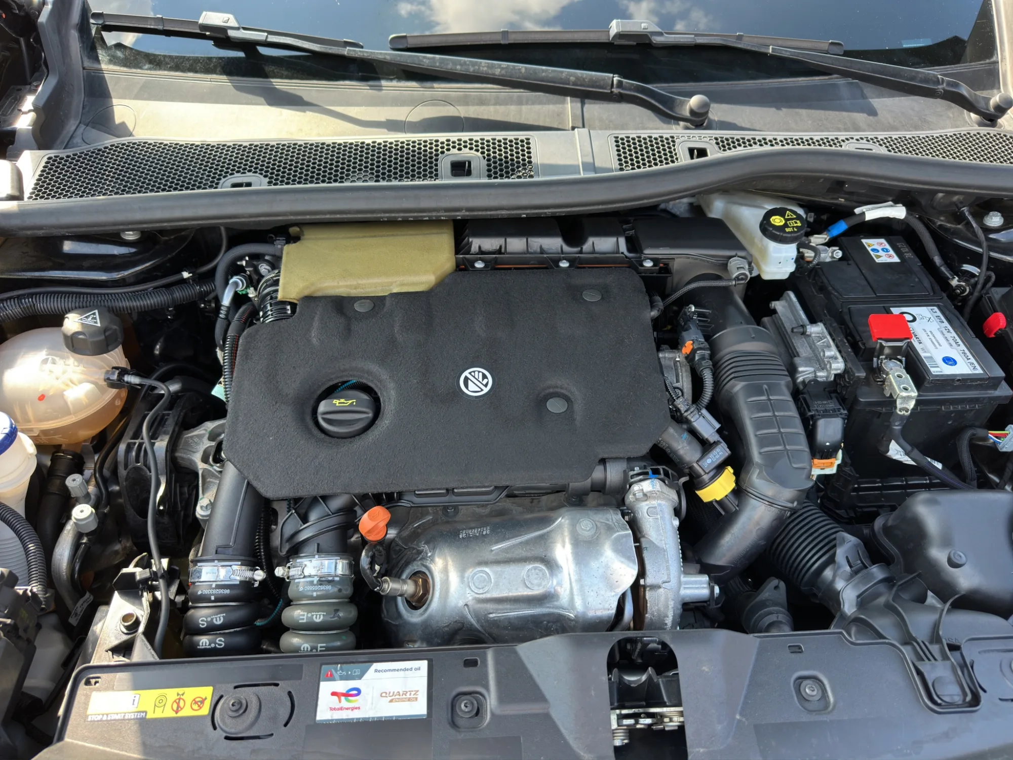 Peugeot 2008 1.5 130 Cv. EAT8 Allure 2023 — foto 21 di 22