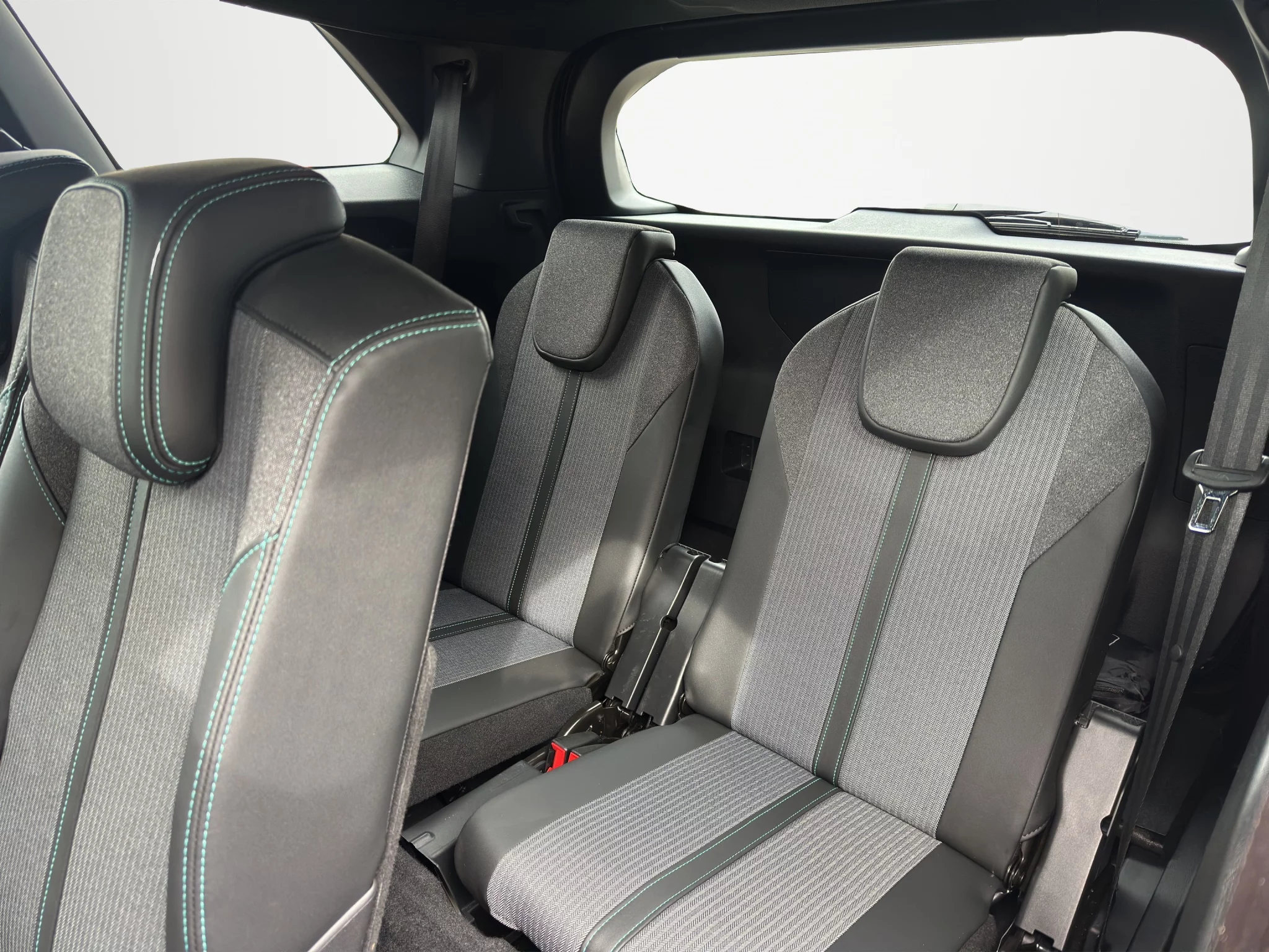 Peugeot 5008 HYBRID E-DCS6 ALLURE PACK 2024 — foto 17 di 21
