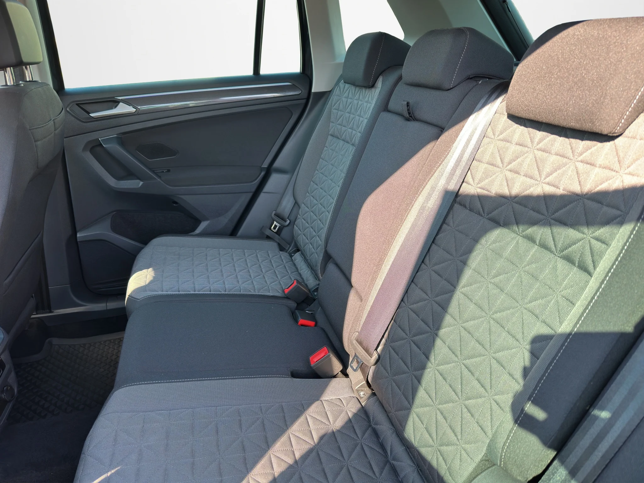 Volkswagen Tiguan 2.0 TDI LIFE 2023 — foto 13 di 20