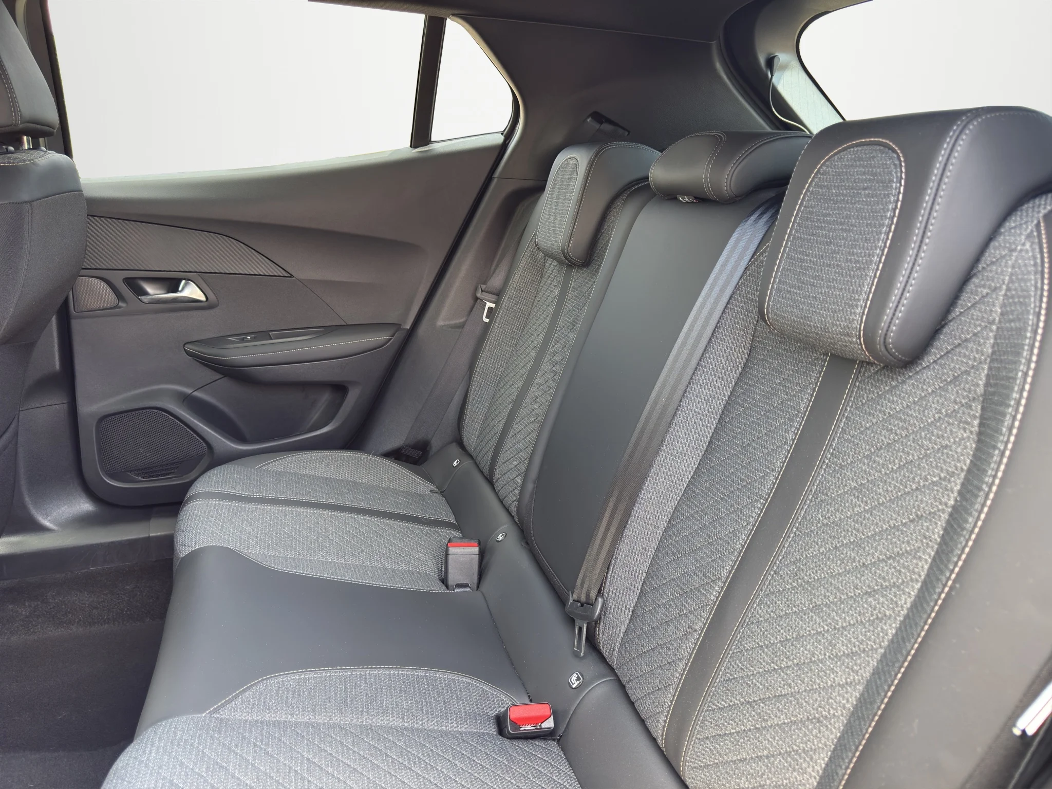 Peugeot 2008 BLUEHDI 1.5 EAT8 ALLURE 2023 — foto 13 di 21