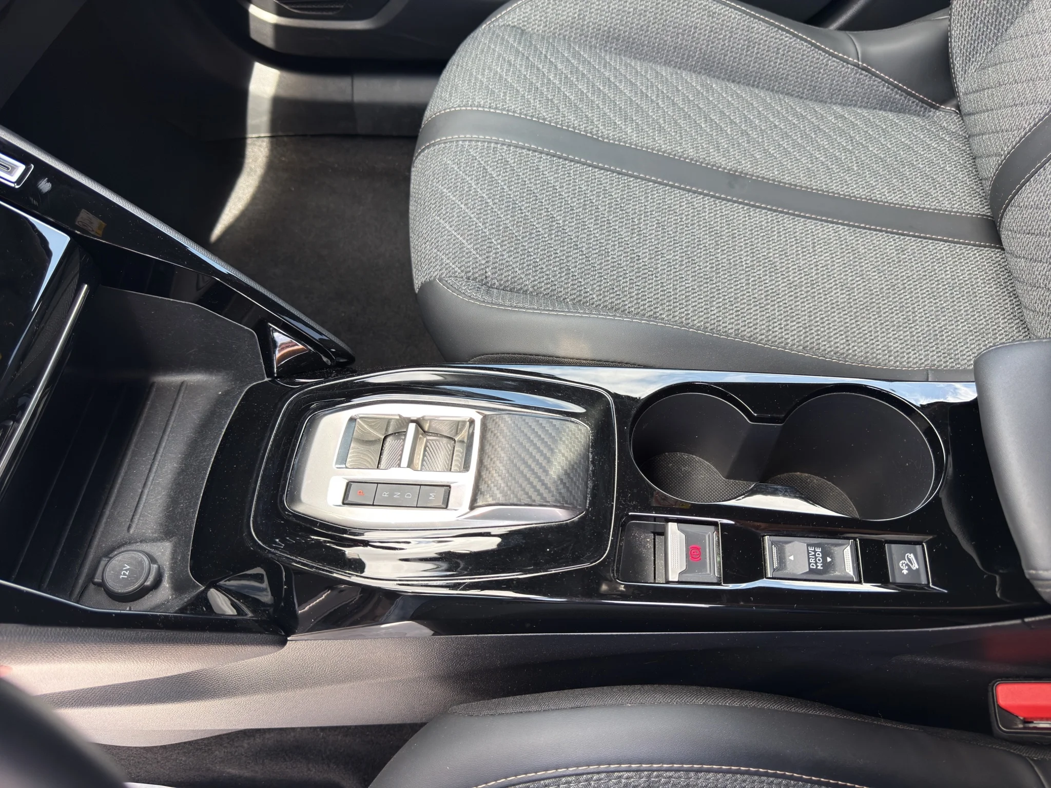 Peugeot 2008 BLUEHDI 1.5 EAT8 ALLURE 2023 — foto 17 di 21