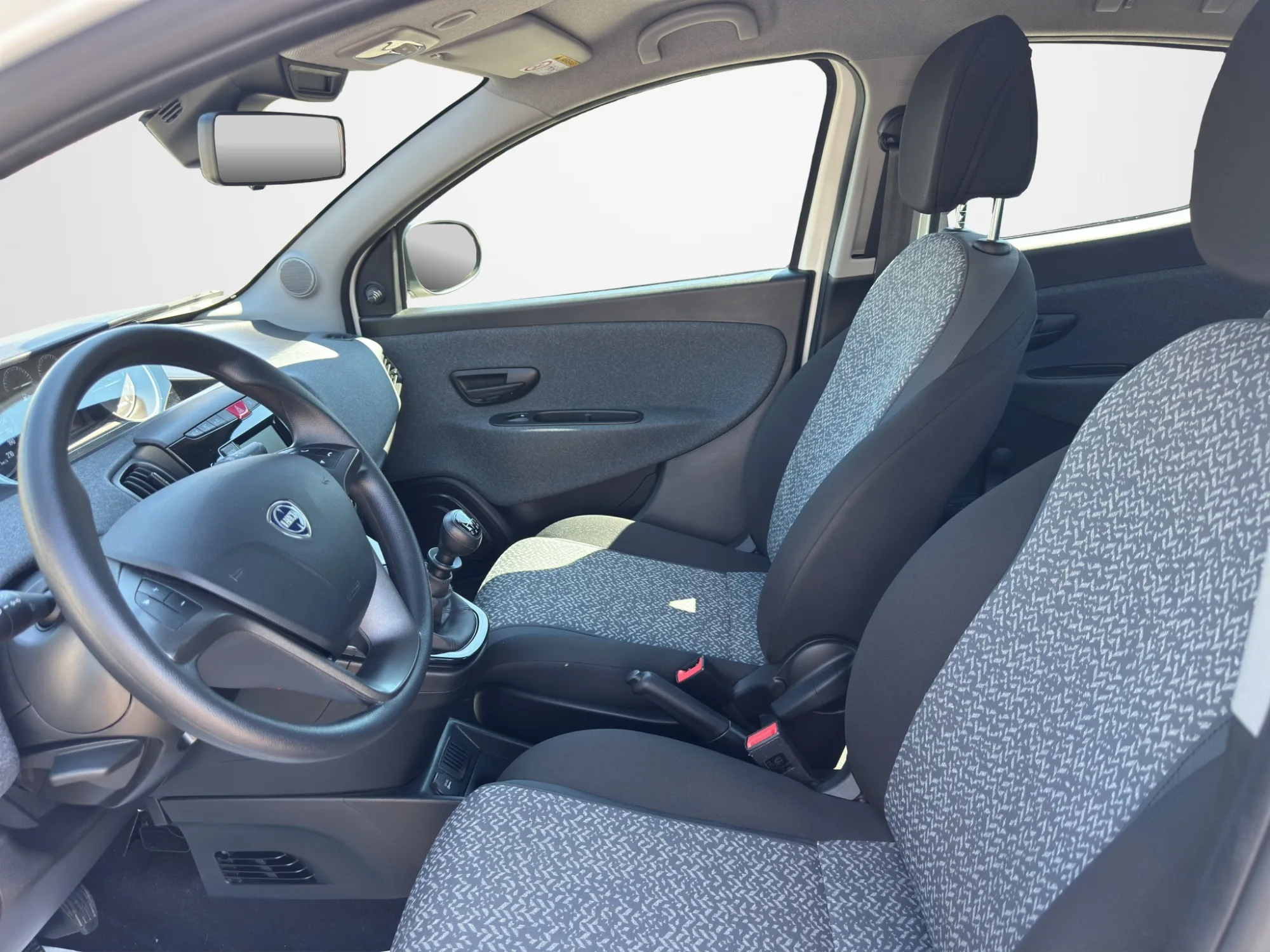 Lancia Ypsilon Silver 2023 — foto 9 di 21