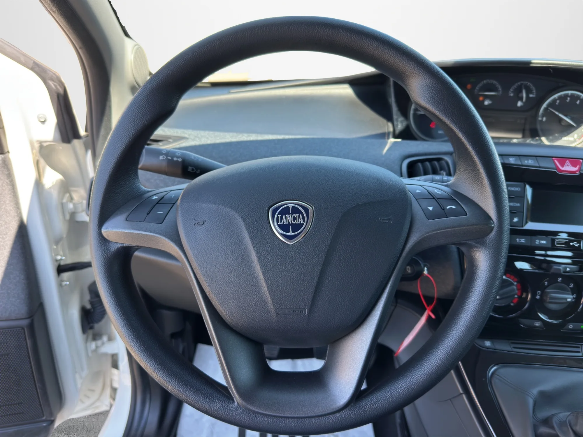 Lancia Ypsilon Silver 2023 — foto 10 di 21