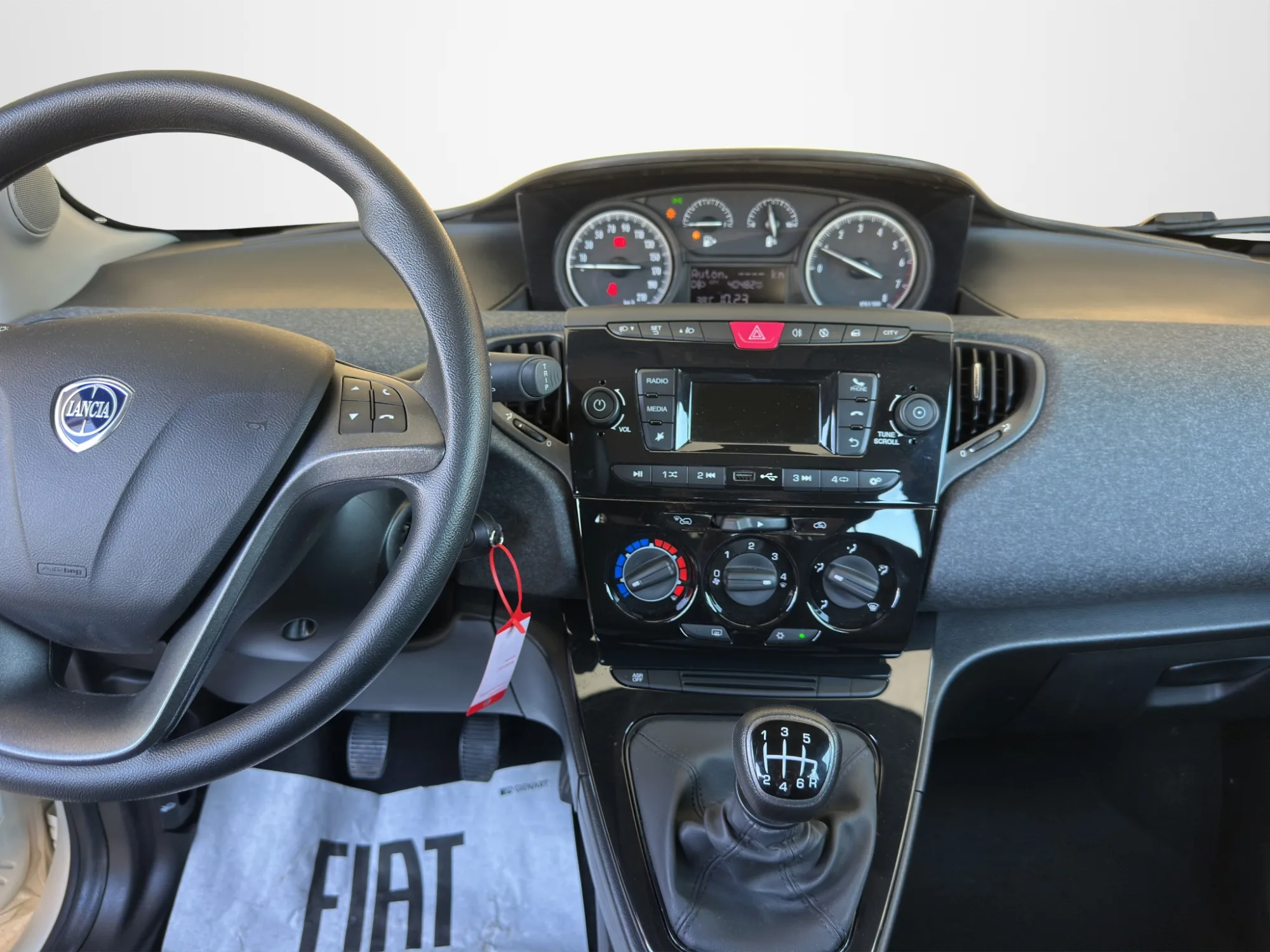 Lancia Ypsilon Silver 2023 — foto 14 di 21