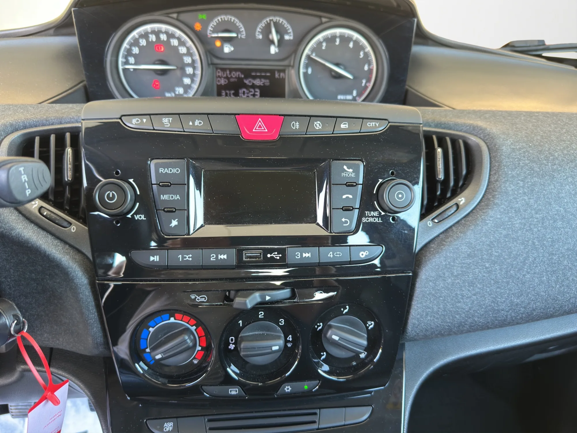 Lancia Ypsilon Silver 2023 — foto 15 di 21