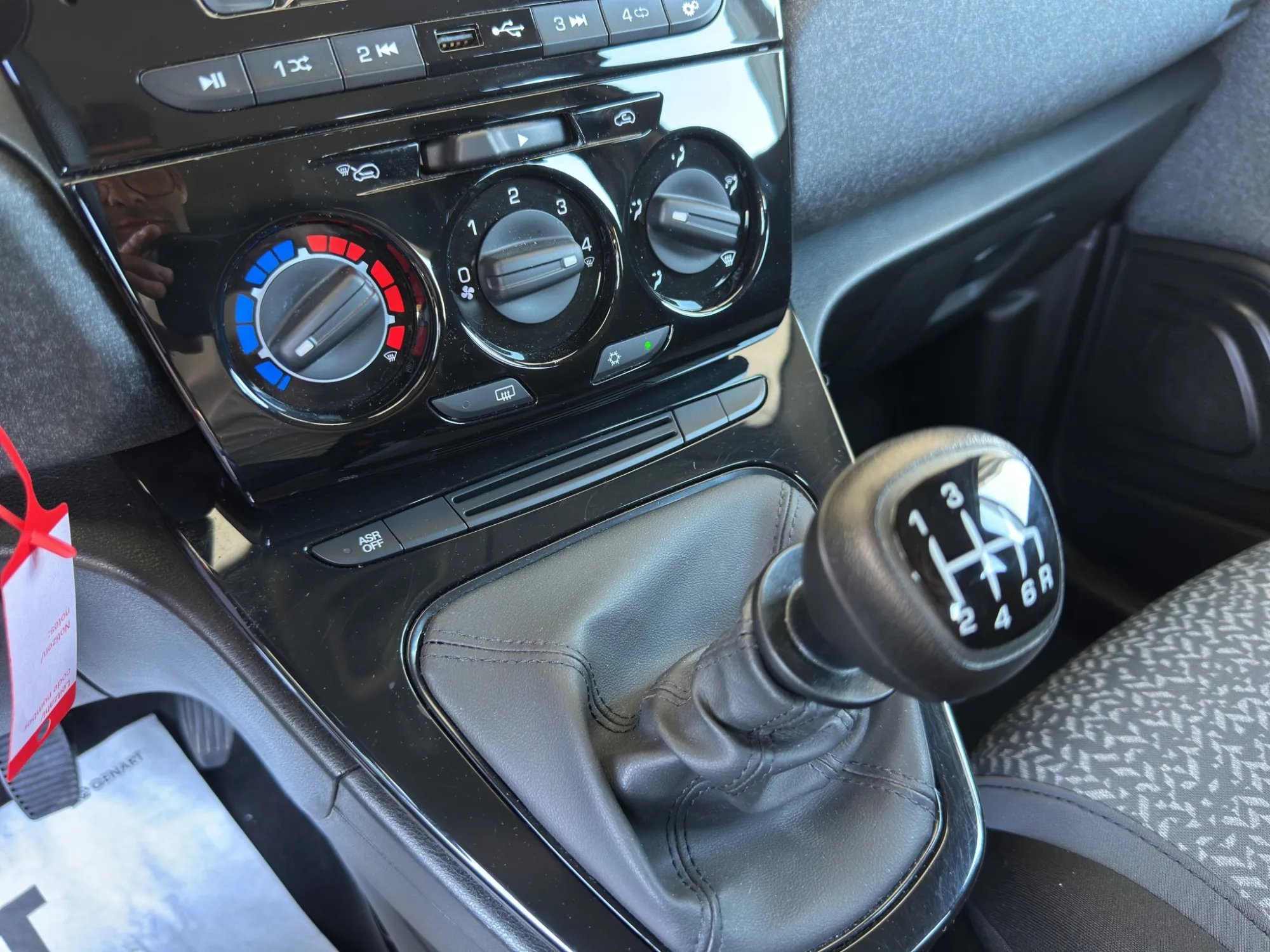 Lancia Ypsilon Silver 2023 — foto 16 di 21