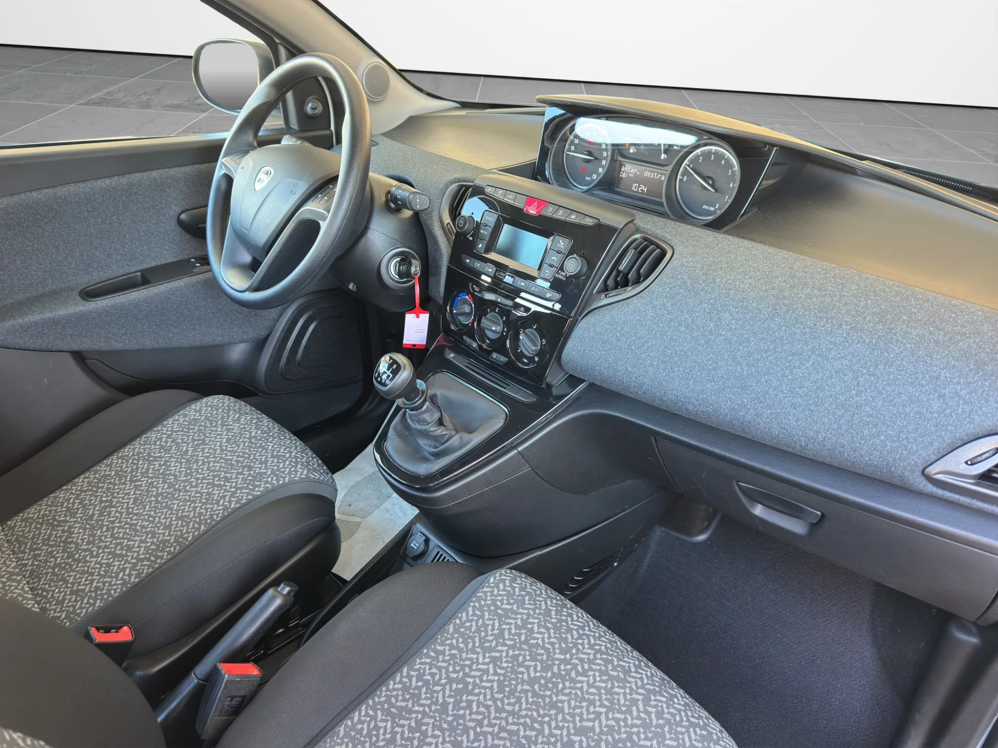 Lancia Ypsilon Silver 2023 — foto 18 di 21