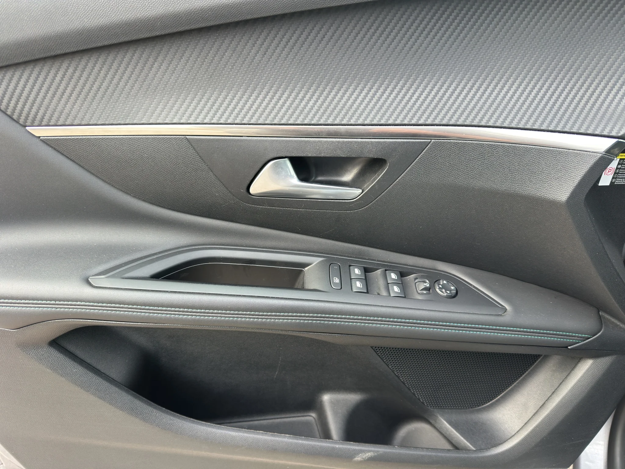 Peugeot 3008 BLUEHDI 1.5 EAT8 ALLURE 2022 — foto 12 di 21