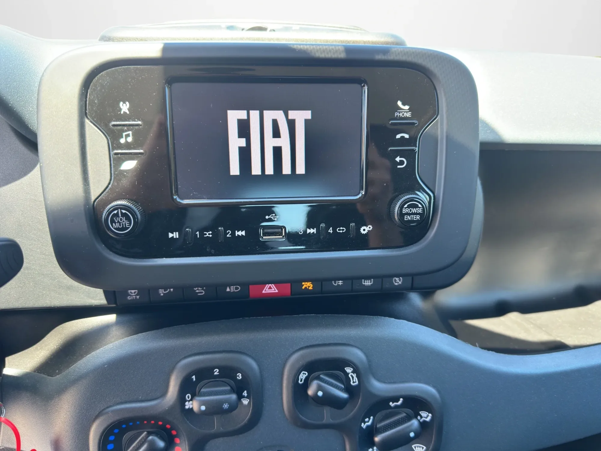 Fiat Panda 1.0 HYBRID 2024 — foto 15 di 19