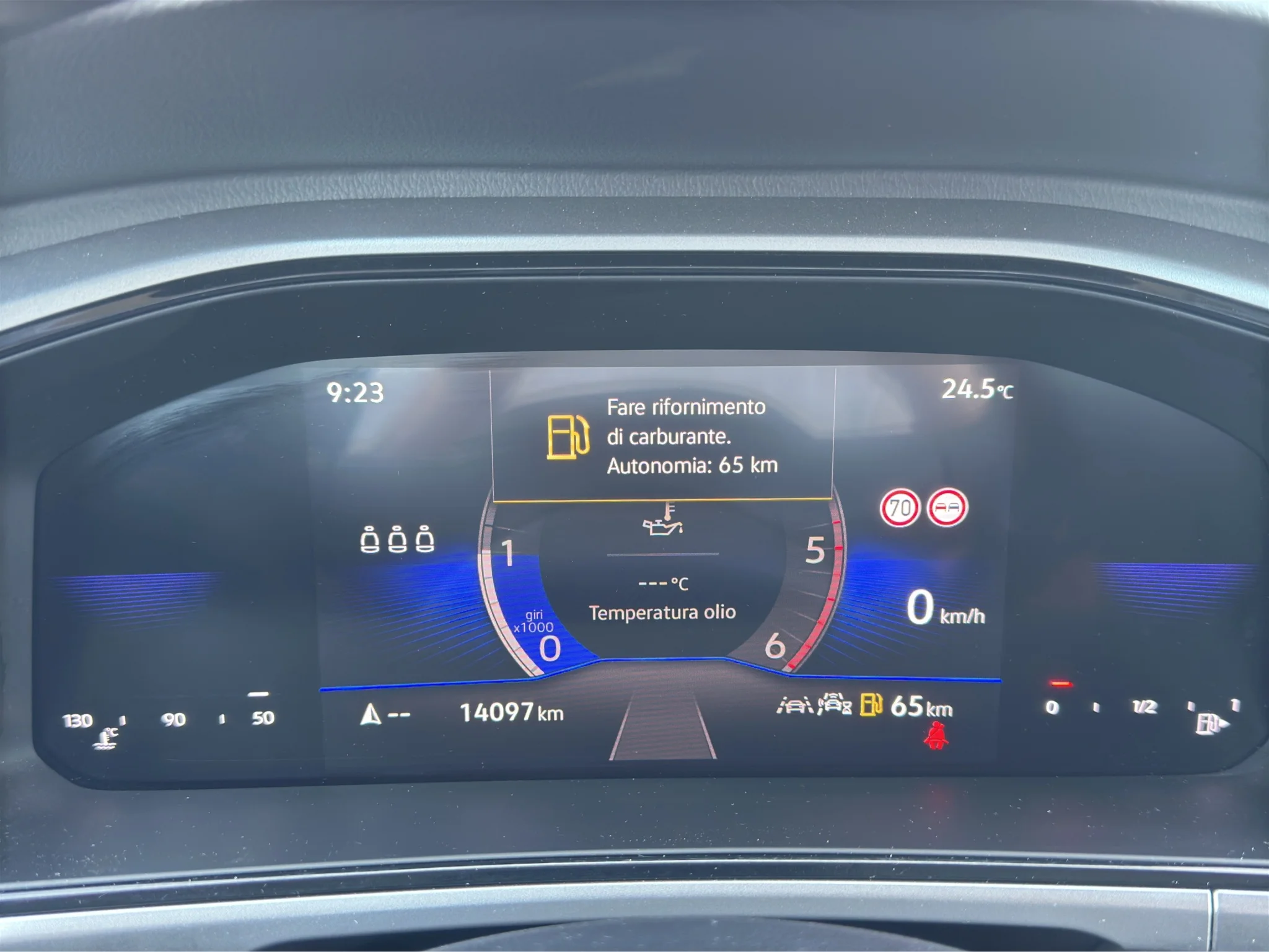 Volkswagen T-Roc 2.0 TDI LIFE 2025 — foto 10 di 18