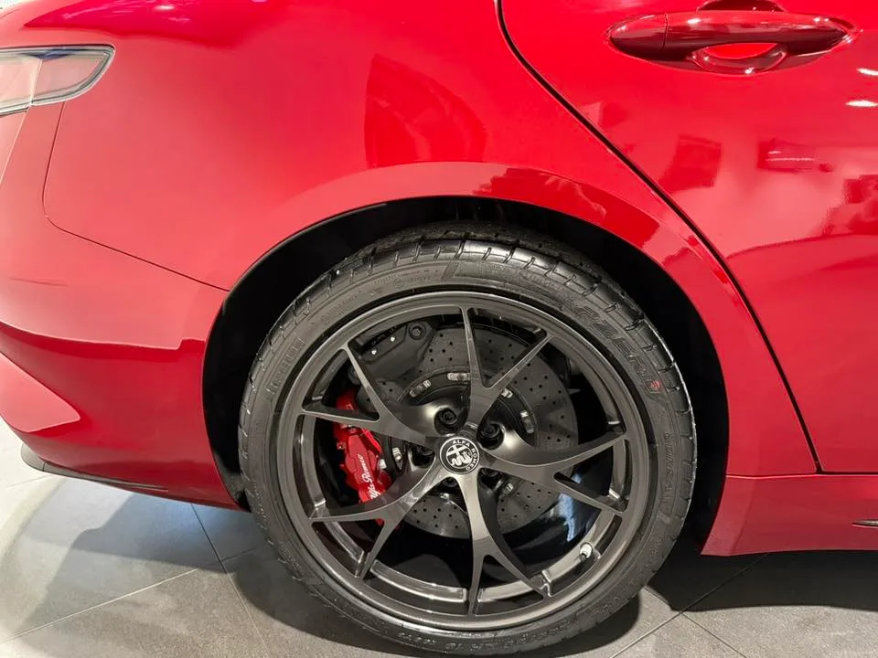Alfa Romeo Giulia QUADRIFOGLIO 2.9 V6 BI-TURBO 2026 — foto 22 di 24