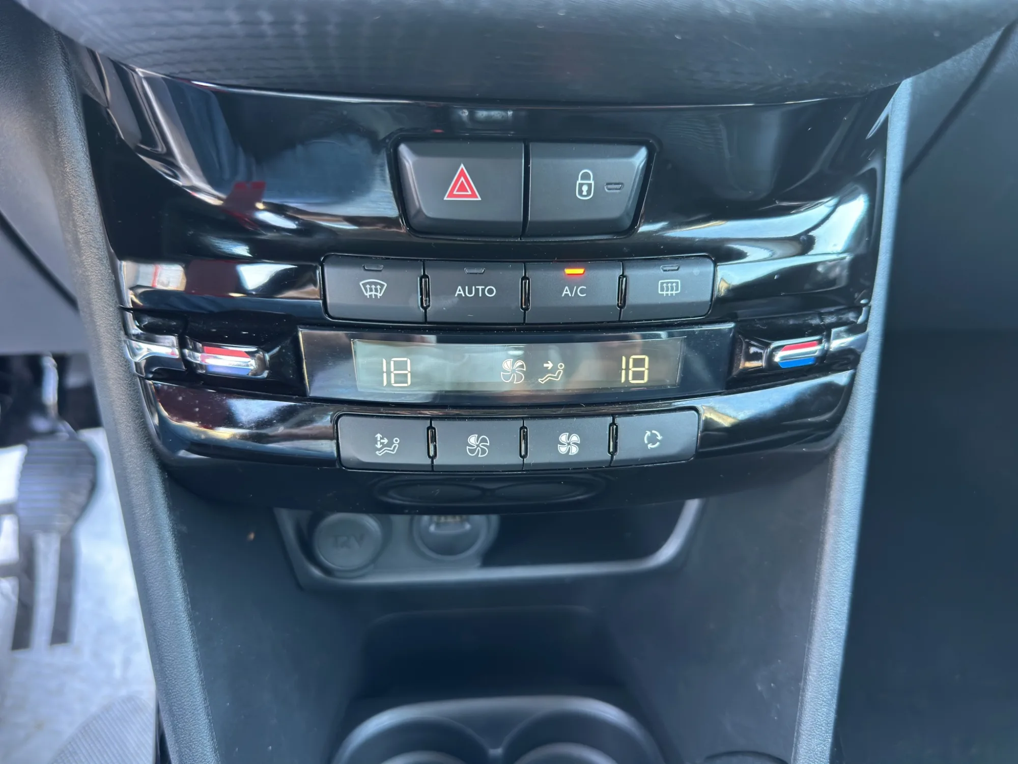 Peugeot 2008 1.5 100 Cv BlueHDI Allure 2019 — foto 16 di 21