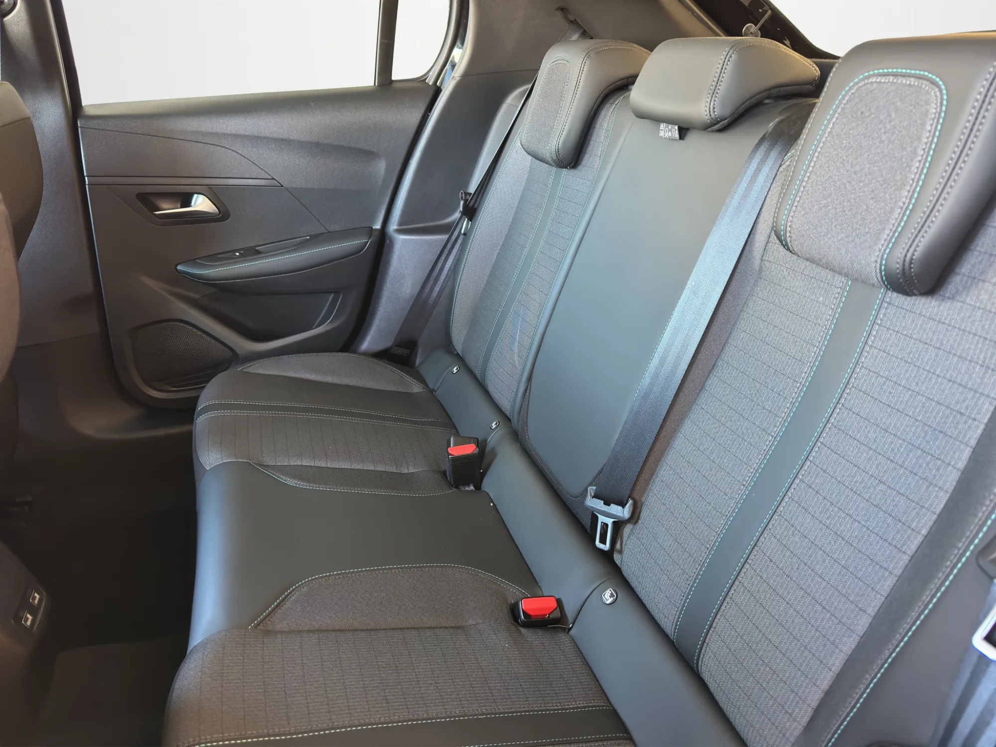 Peugeot 208 Peugeot 208 1.2 100 Cv. EAT8 Allure Pack 2023 — foto 13 di 22