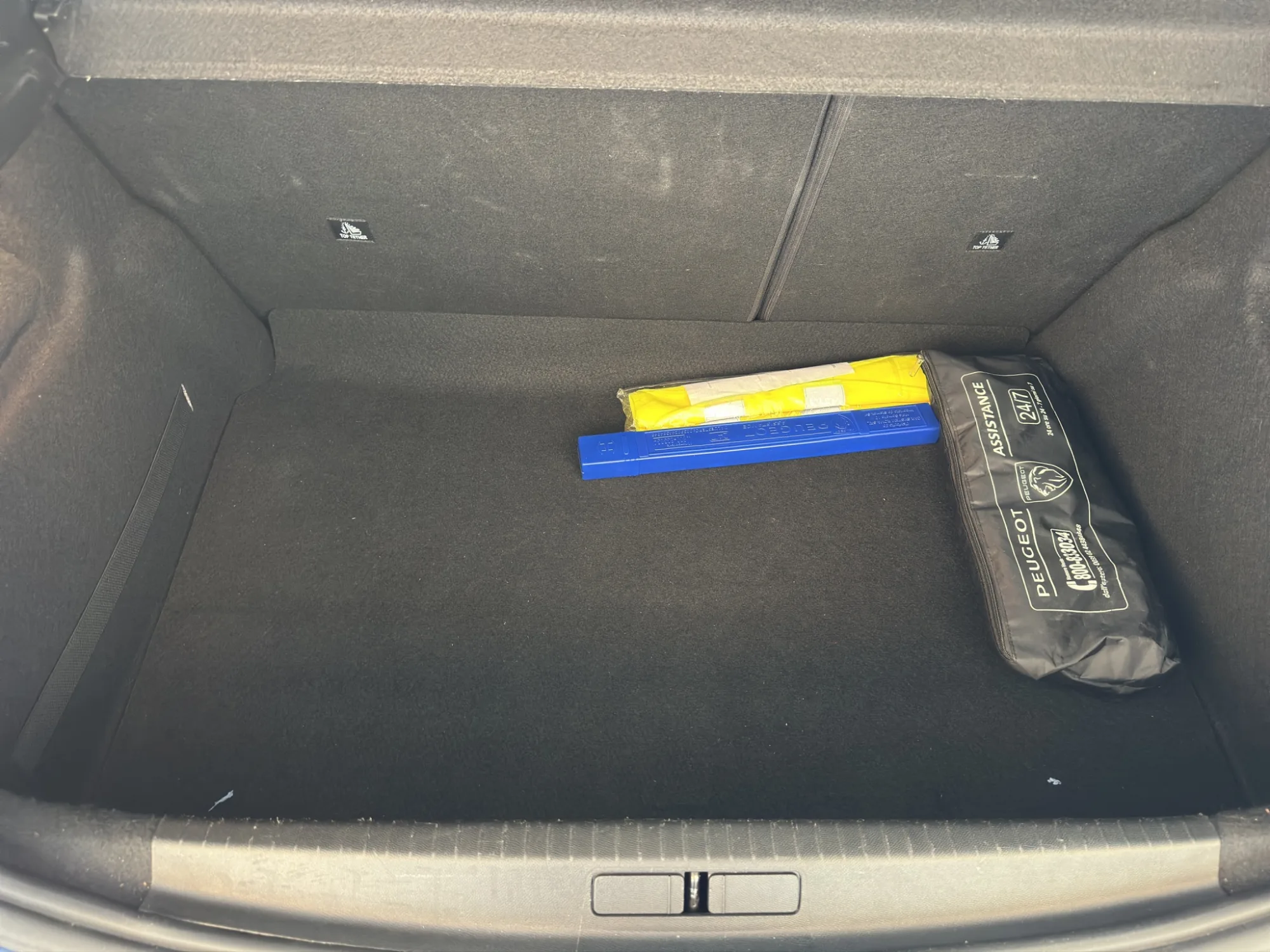 Peugeot 208 Peugeot 208 1.2 100 Cv. EAT8 Allure Pack 2023 — foto 19 di 22