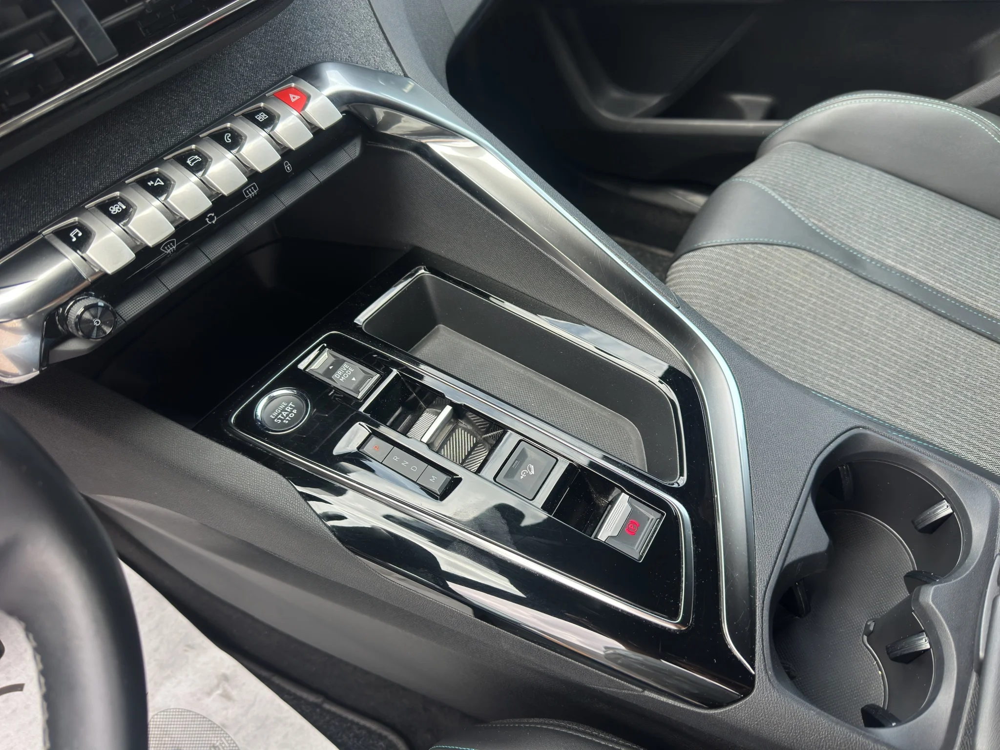 Peugeot 5008 1.5 BLUEHDI EAT8 2023 — foto 16 di 21