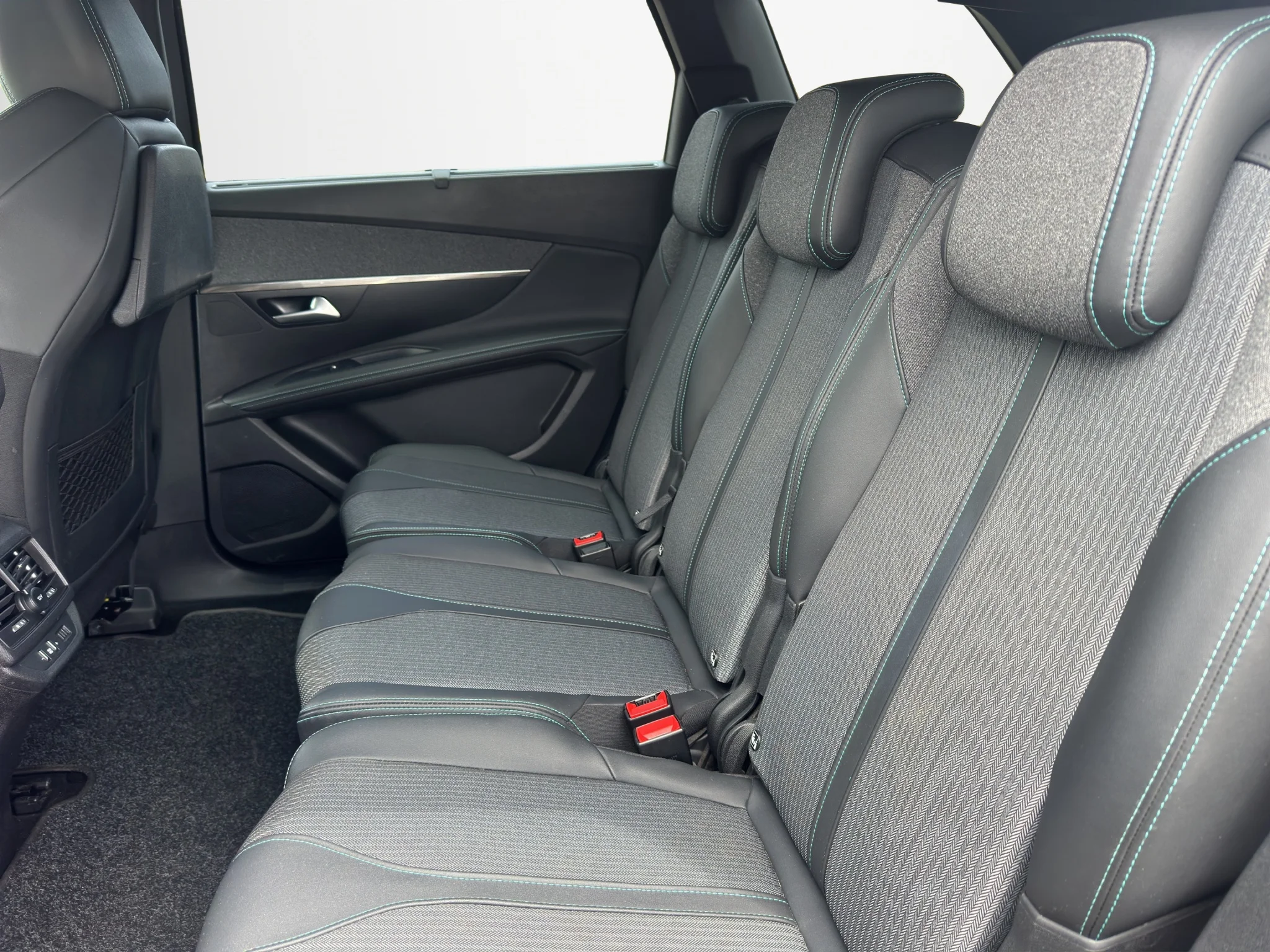 Peugeot 5008 1.5 BLUEHDI EAT8 2023 — foto 13 di 21