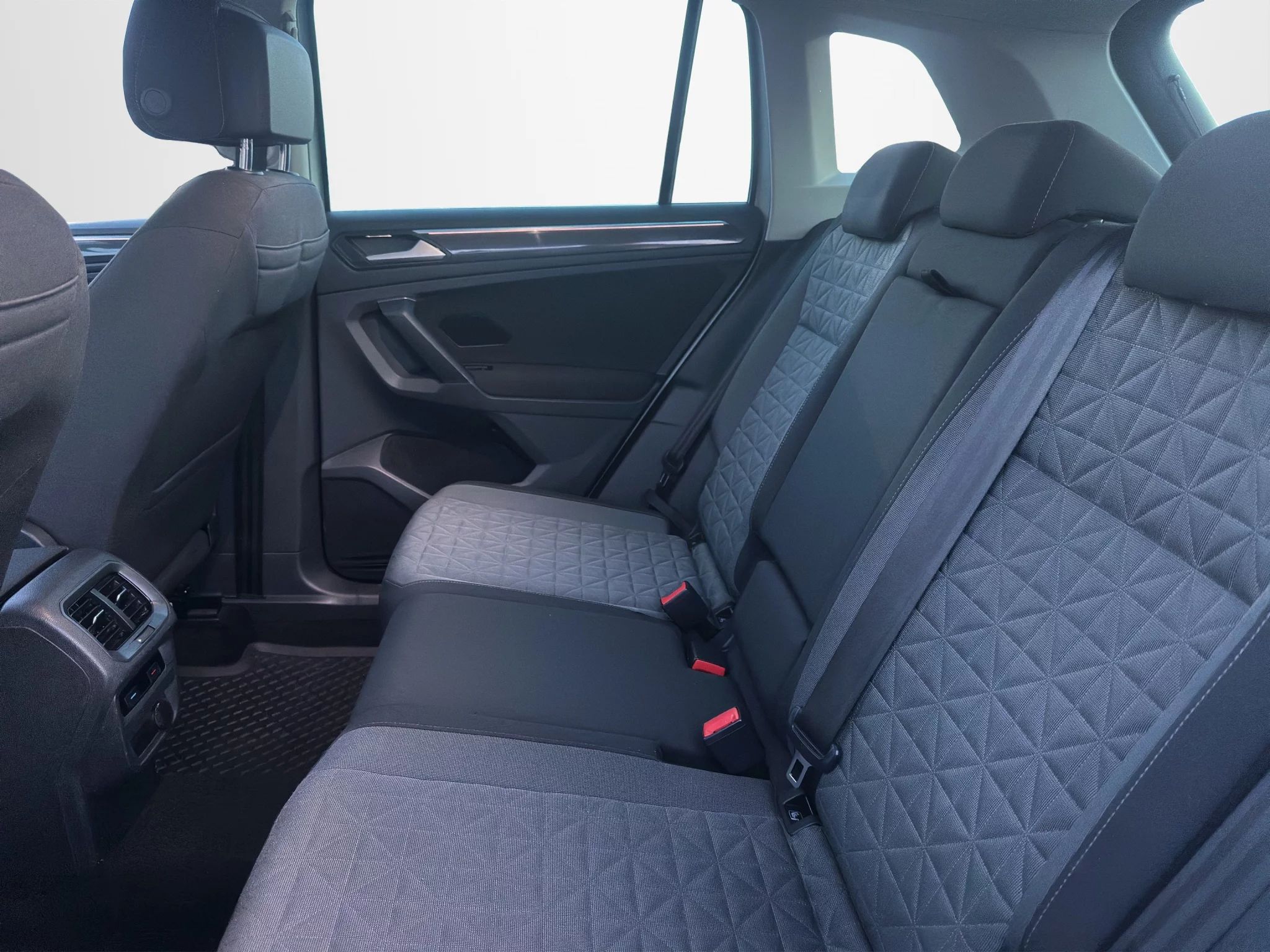 Volkswagen Tiguan 2.0 TDI LIFE 2021 — foto 13 di 23