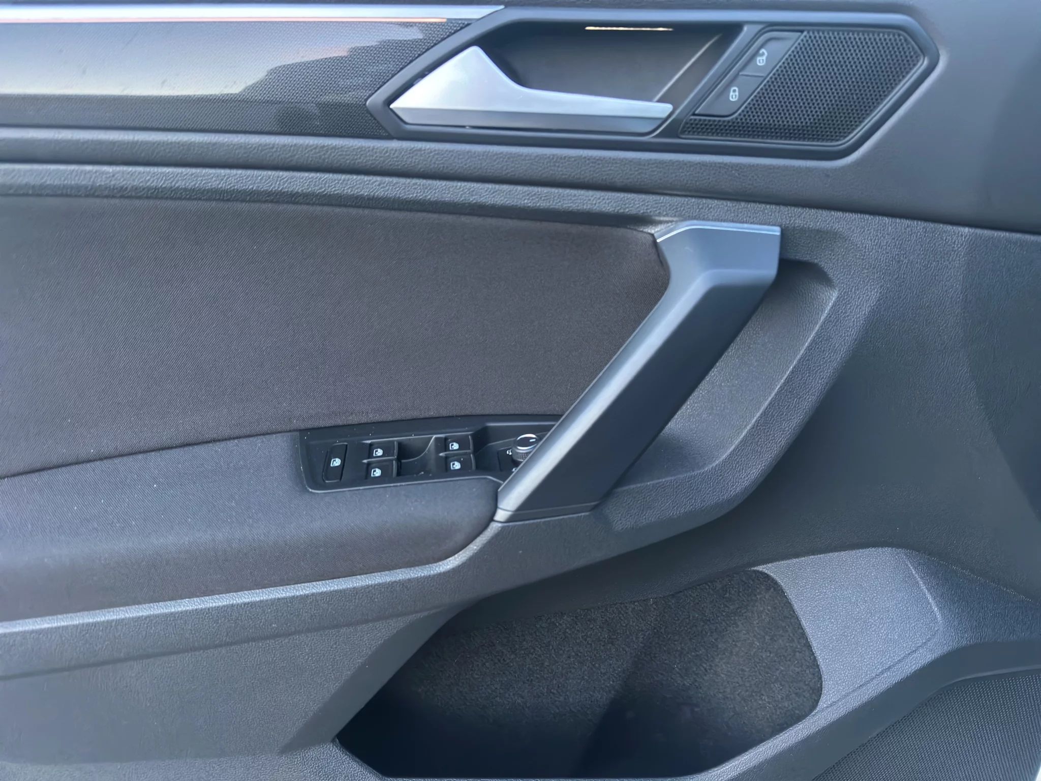 Volkswagen Tiguan 2.0 TDI LIFE 2021 — foto 12 di 23