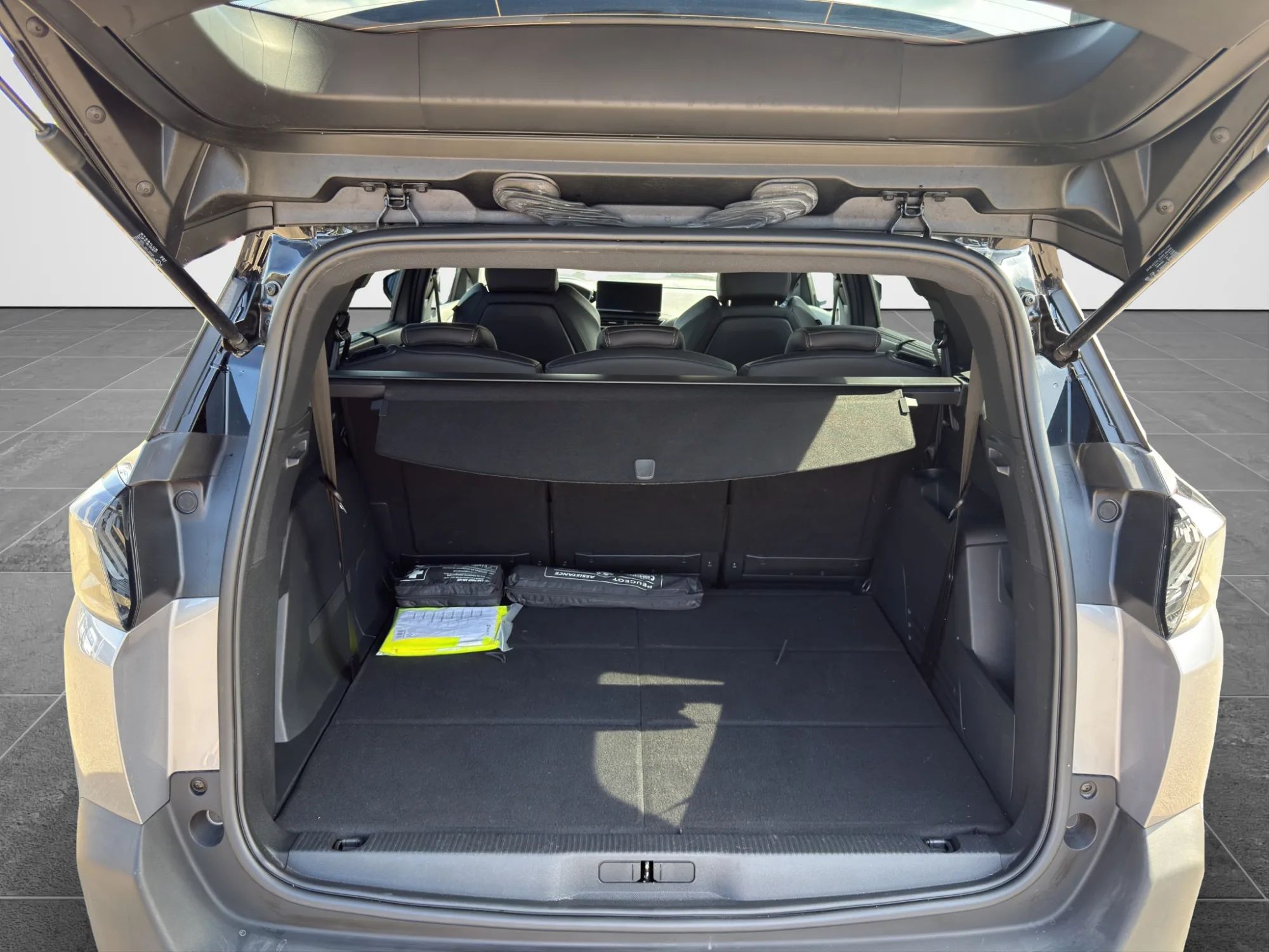 Peugeot 5008 1.5 130 Cv. BlueHDI EAT8 GT Pack 2023 — foto 16 di 18