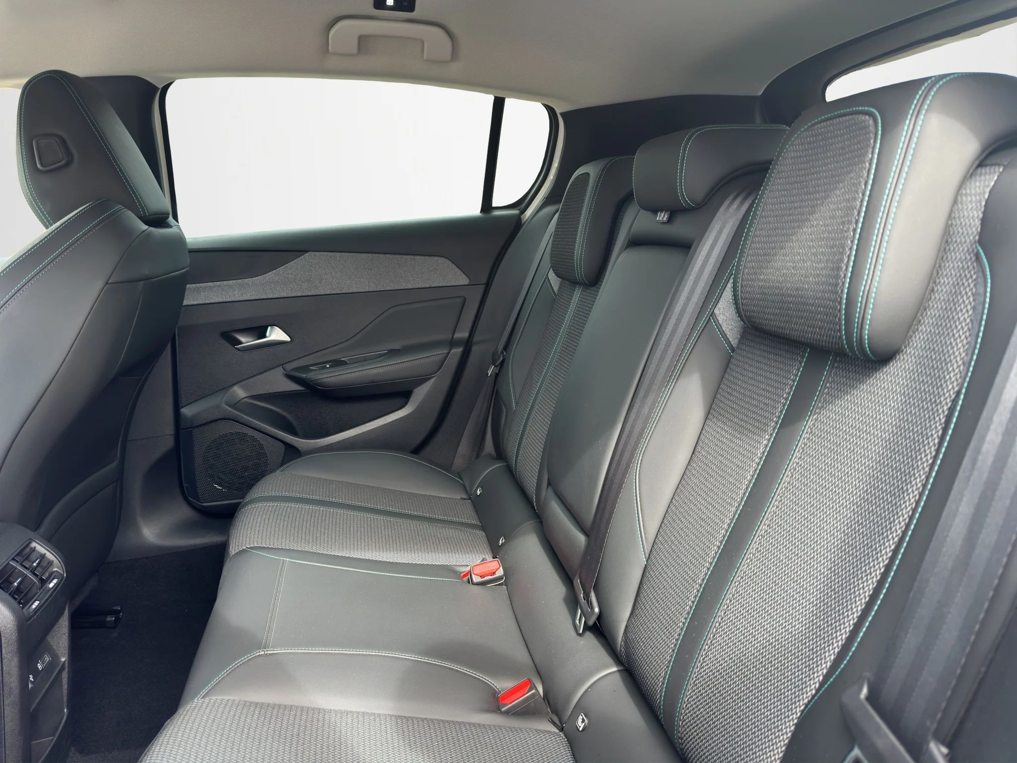 Peugeot 308 1.5 BLUEHDI EAT8 ALLURE 2022 — foto 12 di 20