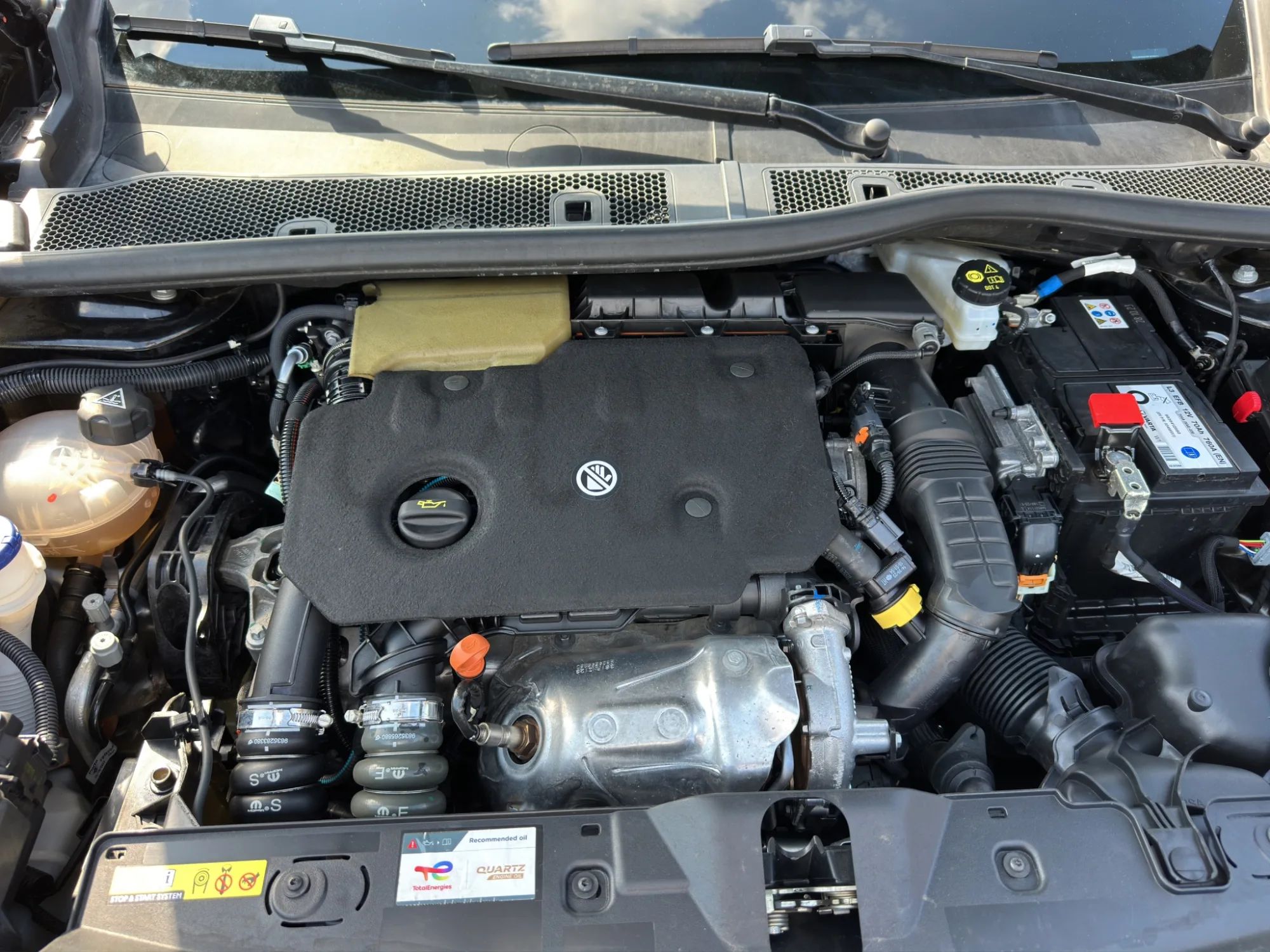 Peugeot 2008 1.5 130 Cv. EAT8 Allure 2023 — foto 21 di 22