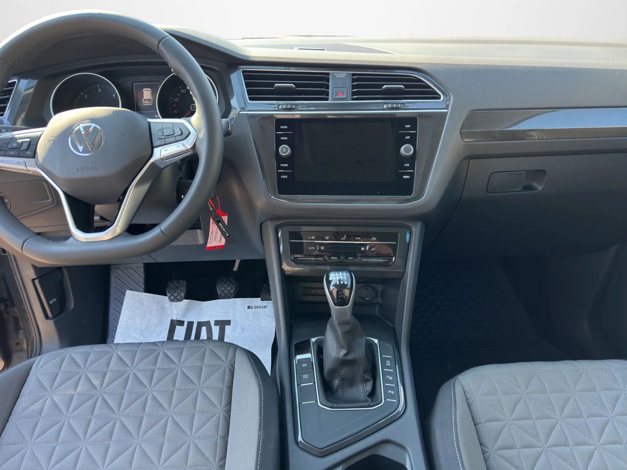 Volkswagen Tiguan 2.0 TDI LIFE 2023 — foto 14 di 20