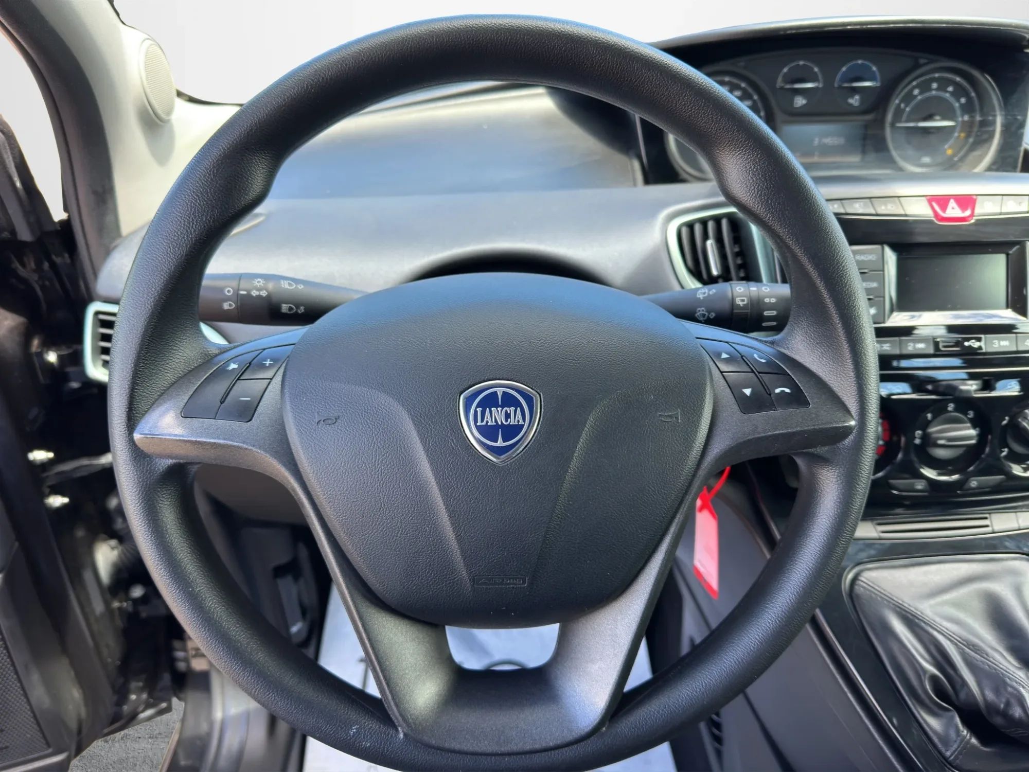 Lancia Ypsilon 1.0 HYBRID ORO 2023 — foto 10 di 17