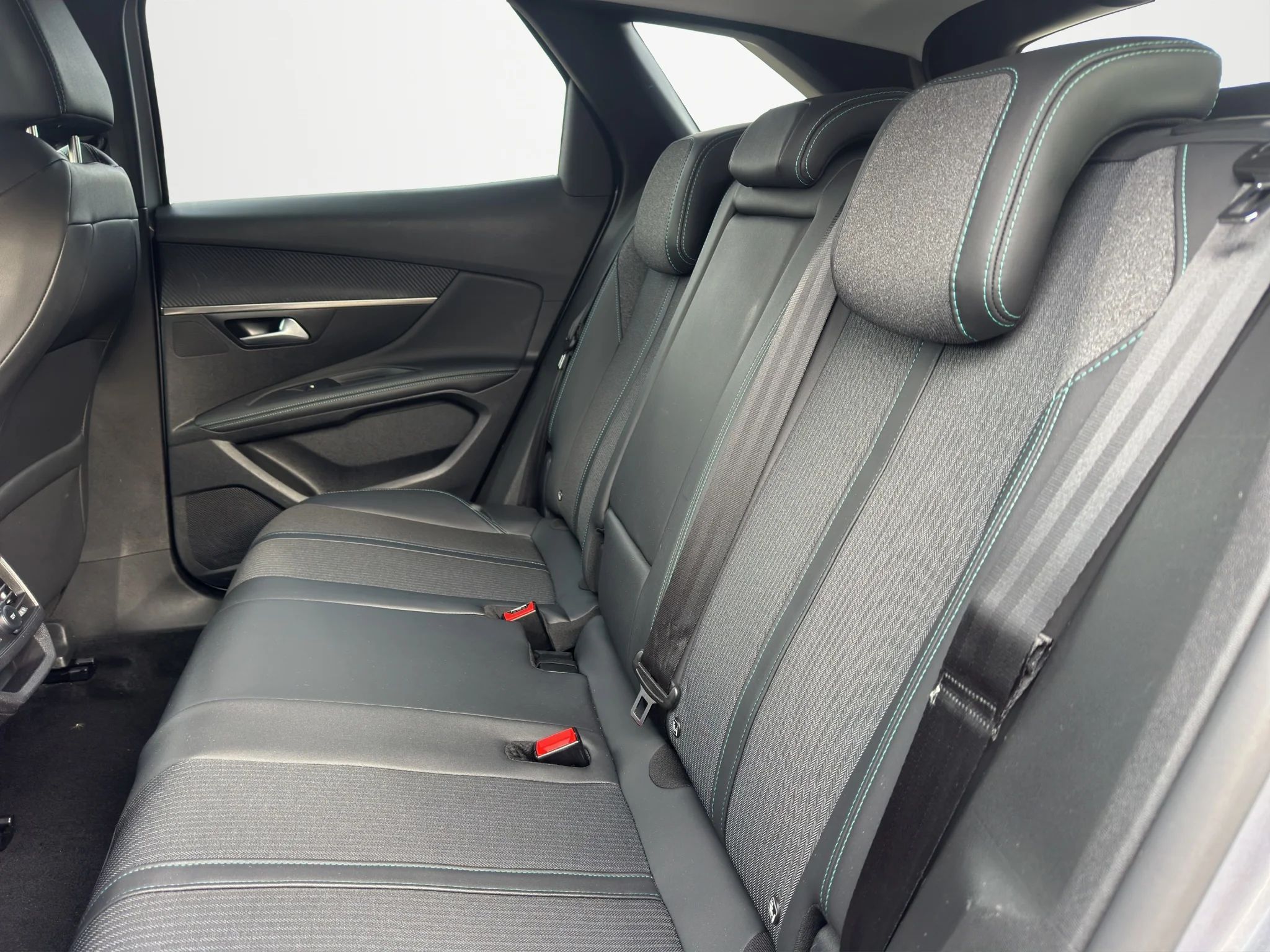Peugeot 3008 BLUEHDI 1.5 EAT8 ALLURE 2022 — foto 13 di 21
