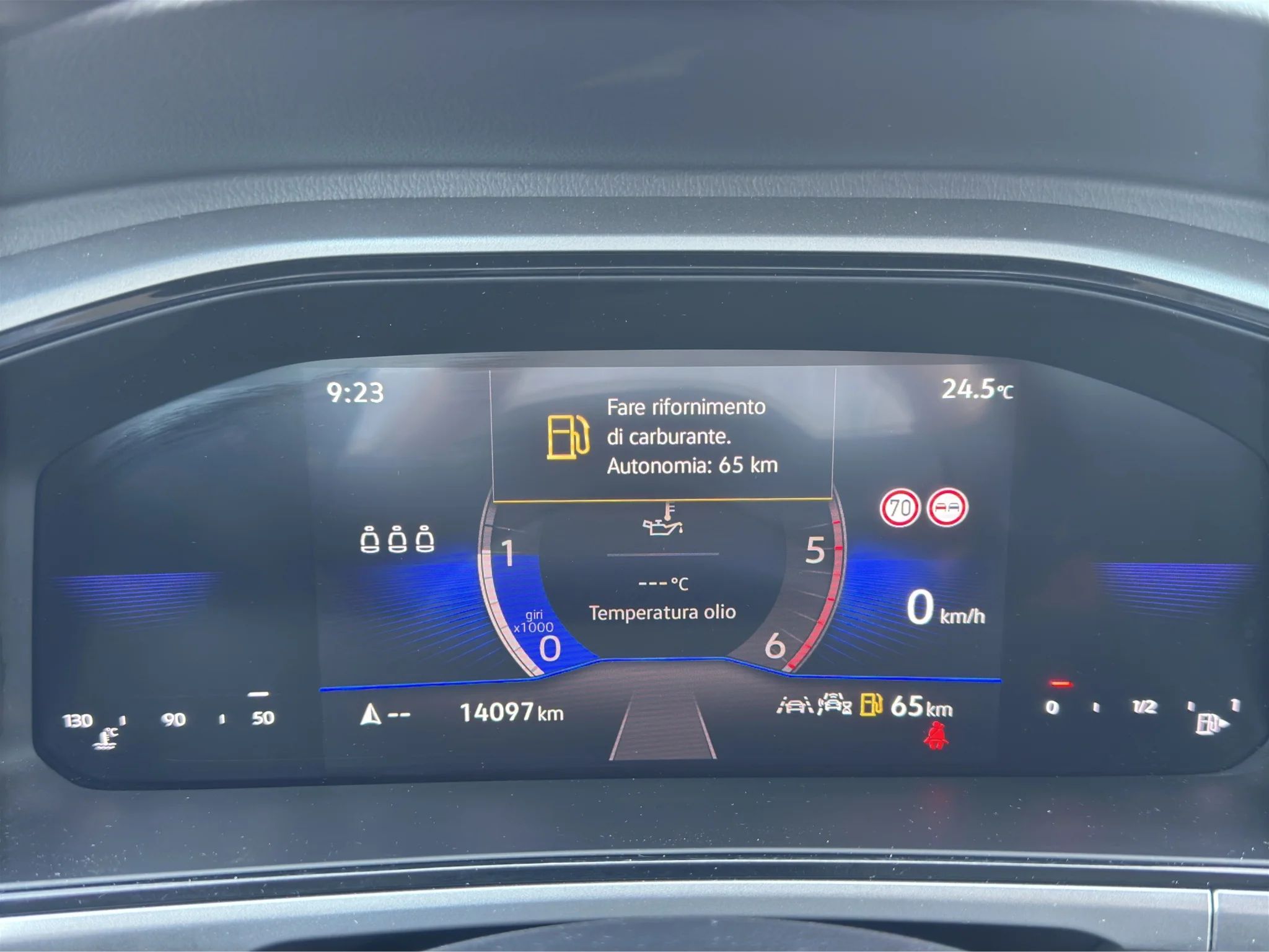 Volkswagen T-Roc 2.0 TDI LIFE 2025 — foto 10 di 18