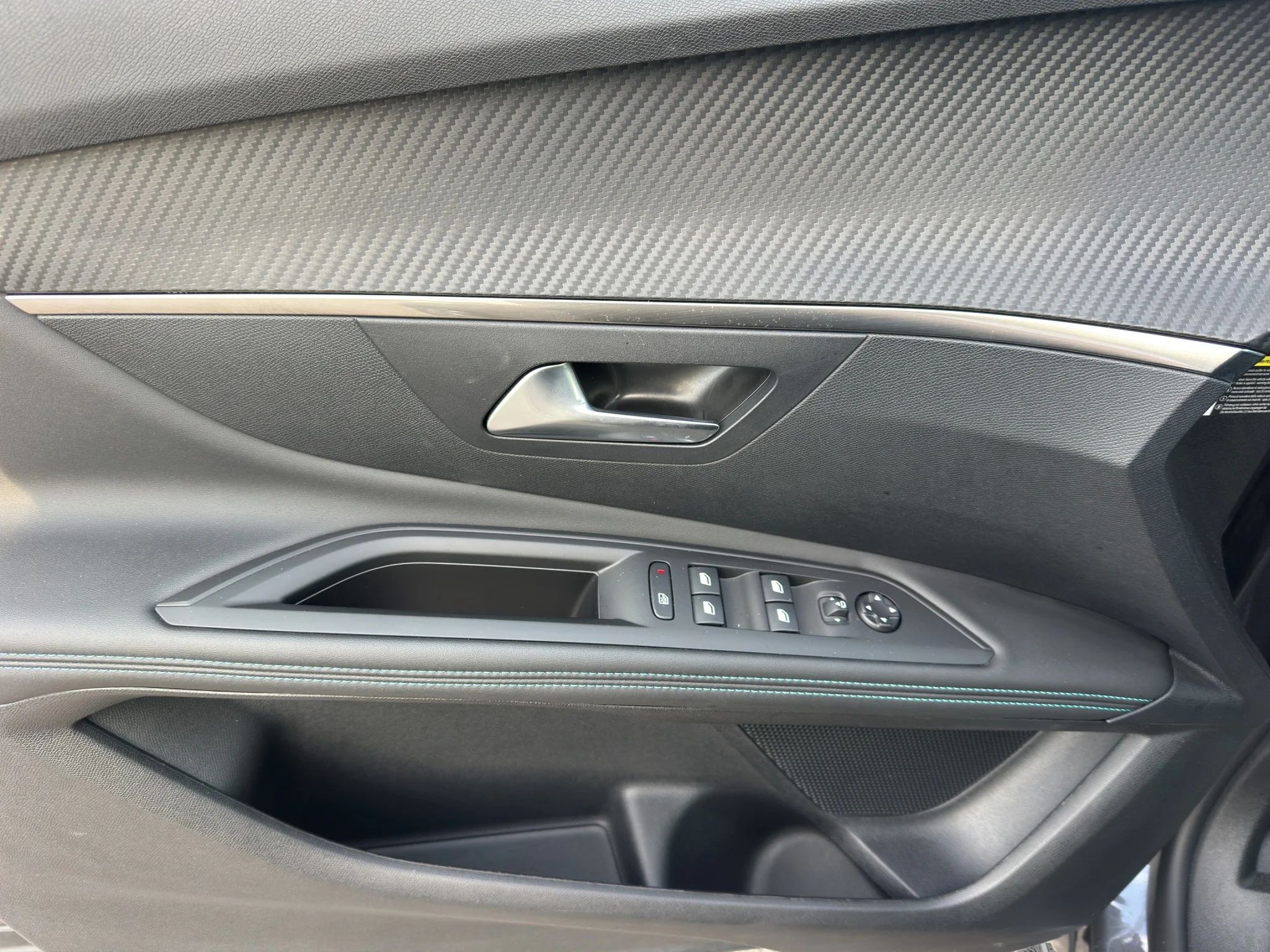 Peugeot 3008 BLUEHDI 1.5 EAT8 ALLURE 2022 — foto 12 di 21