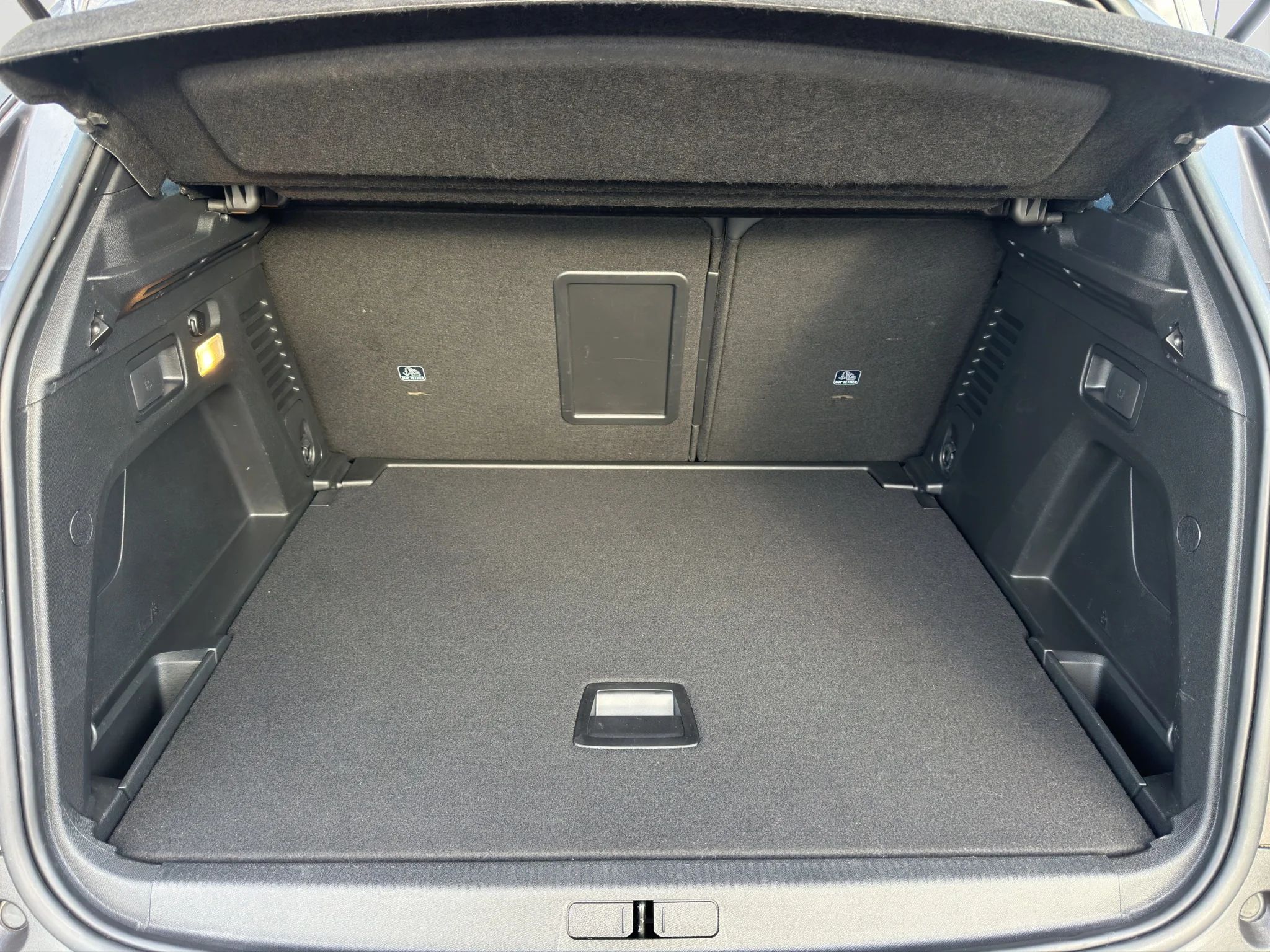 Peugeot 3008 BLUEHDI 1.5 EAT8 ALLURE 2022 — foto 18 di 21