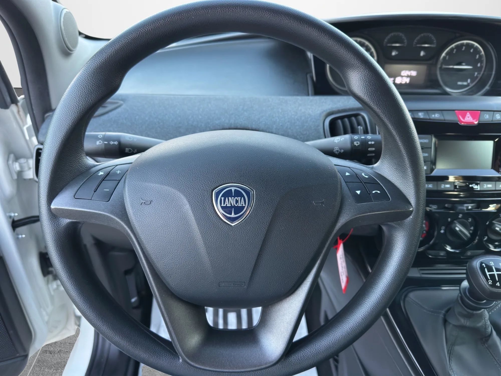 Lancia Ypsilon 1.0 70 Cv. Hybrid Ecochic Silver 2021 — foto 10 di 18