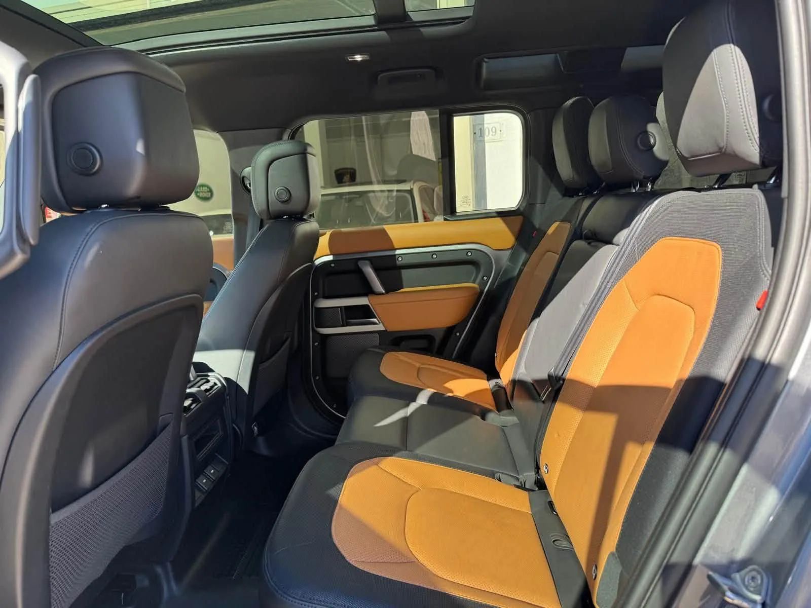 LAND ROVER Defender 110 3.0d i6 MHEV X-Dynamic  249 Cv. 2023 — foto 15 di 16