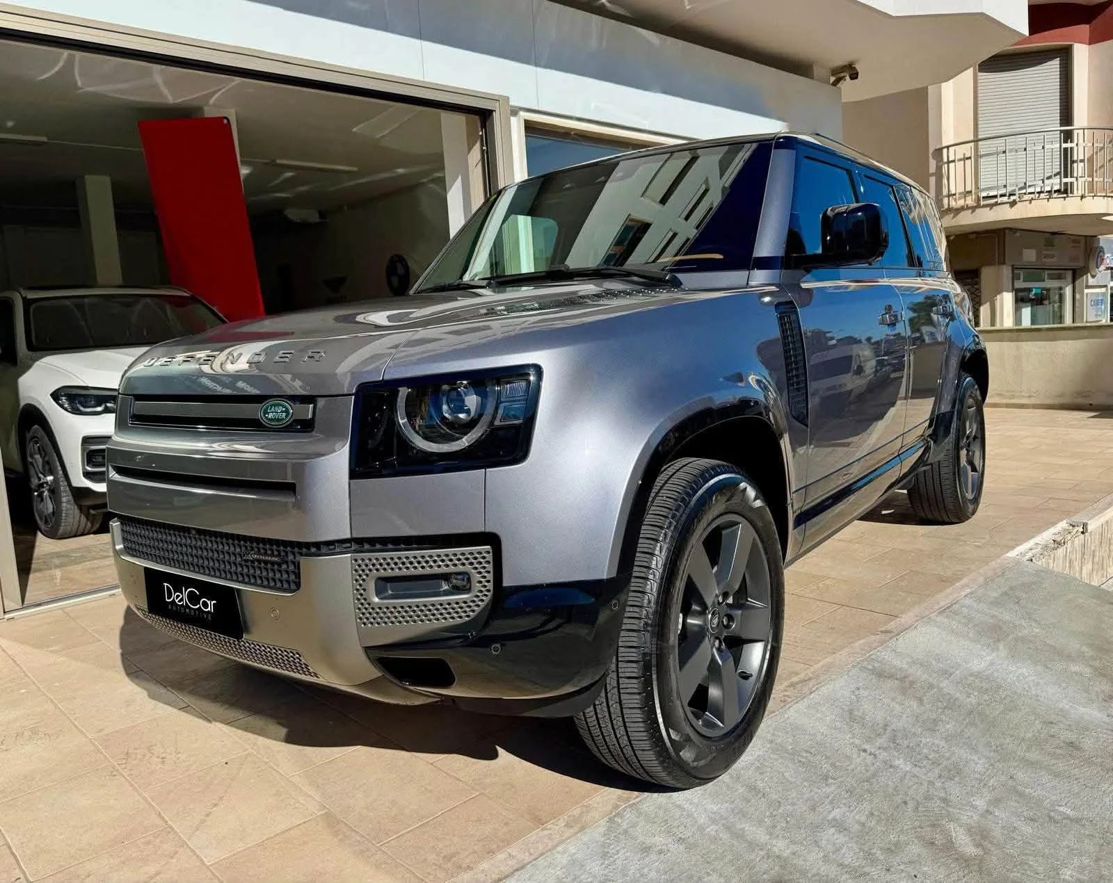 LAND ROVER Defender 110 3.0d i6 MHEV X-Dynamic  249 Cv. 2023 — foto 2 di 16