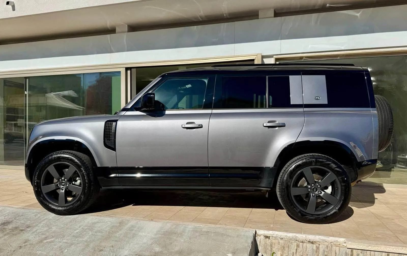 LAND ROVER Defender 110 3.0d i6 MHEV X-Dynamic  249 Cv. 2023 — foto 7 di 16
