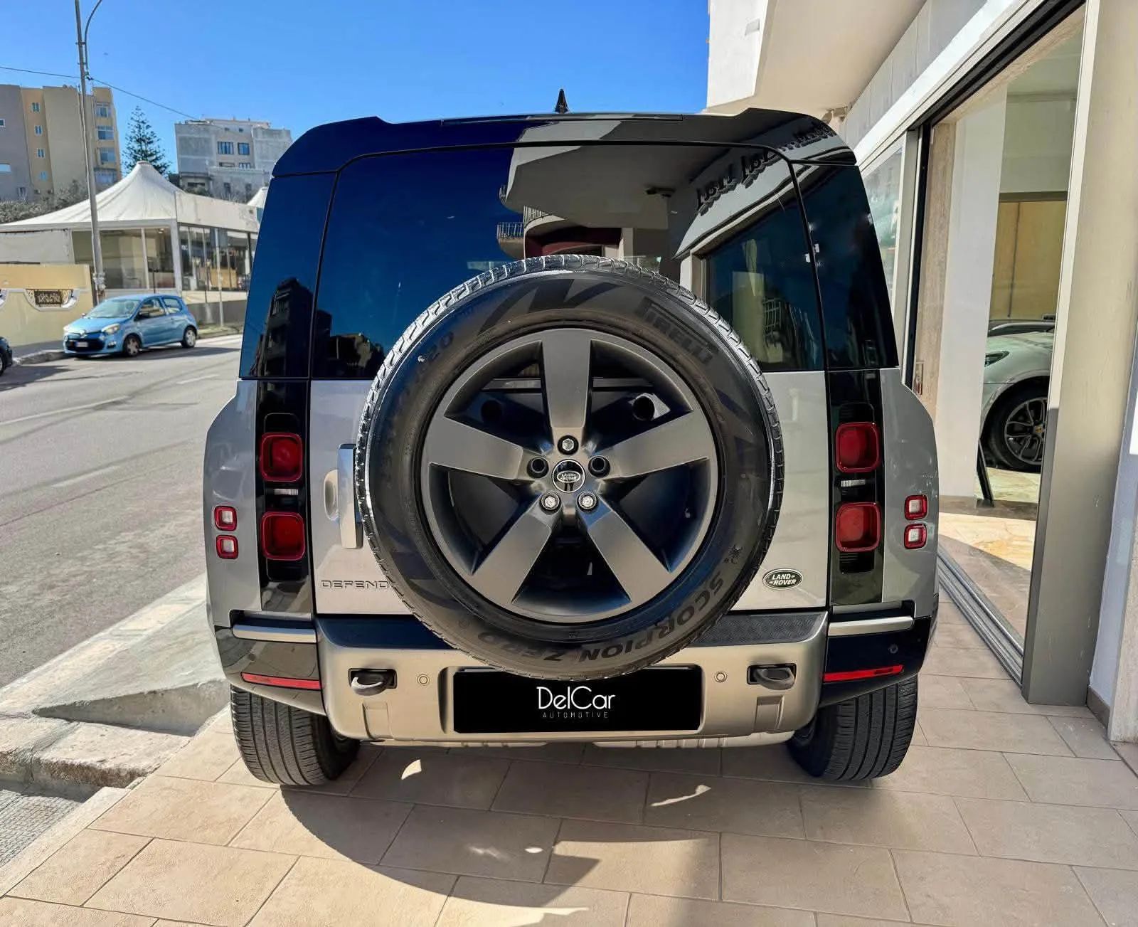 LAND ROVER Defender 110 3.0d i6 MHEV X-Dynamic  249 Cv. 2023 — foto 8 di 16