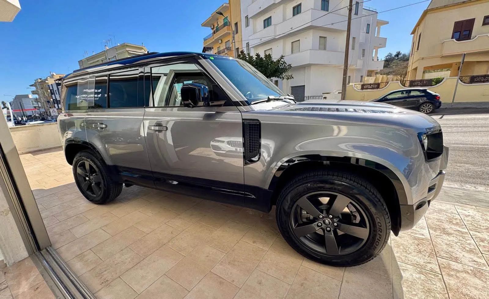 LAND ROVER Defender 110 3.0d i6 MHEV X-Dynamic  249 Cv. 2023 — foto 6 di 16