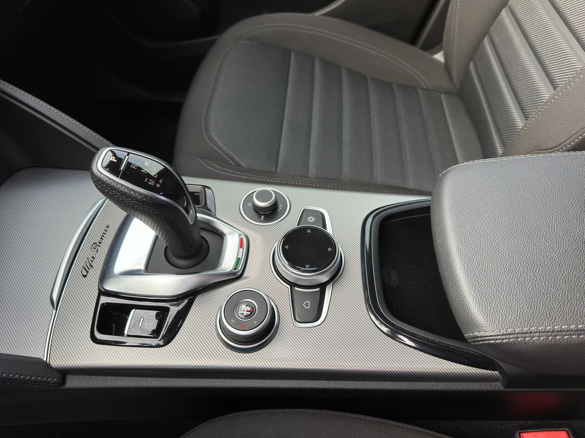 Alfa Romeo Stelvio 2.2 TURBO DIESEL VELOCE AT8 Q4 2024 — foto 17 di 23