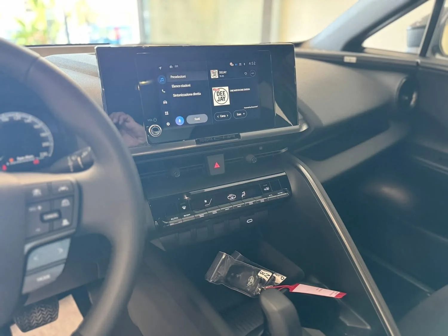 Toyota C-HR Full Hybrid FWD 140 Cv. Active 2026 — foto 14 di 17